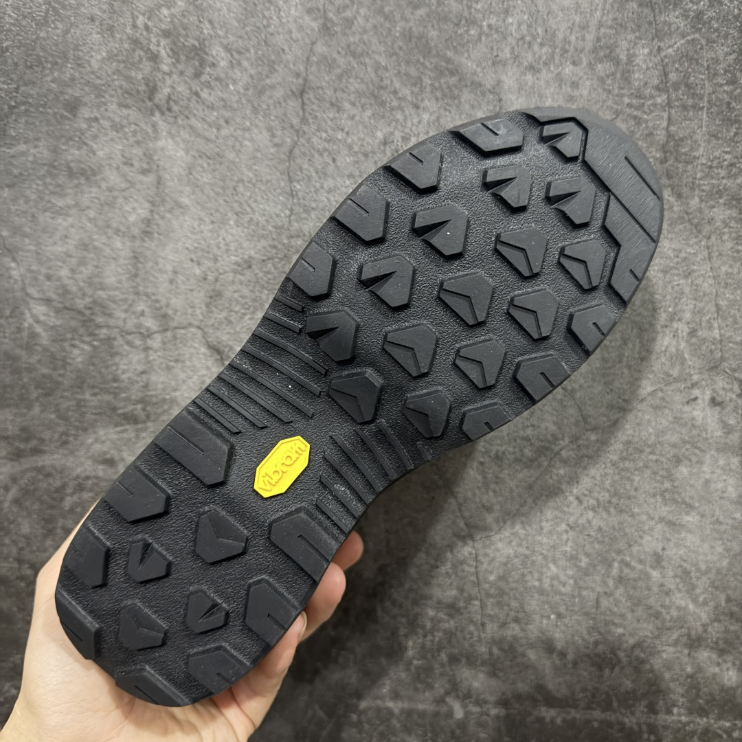 图片[9]-【莞产原盒版】Arcteryx始祖鸟 Konseal Shoe 舒适 防滑耐磨透气支撑抓地 登山鞋 深蓝色 正确原盒 全鞋采用头层麂皮 耐磨防滑黄金V底 莞产高品质 区别市场通货 代购指定版本 原数据开发 不掉标 正确高频字体 鸟爪细节完美 区别市场公版货 错误字体货 中底带钢印上脚舒适轻便无负重感 四季百搭 始祖鸟 KONSEAL 轻量户外鞋，这双鞋，不仅仅可以穿着逛街上班，更可以穿着徒步旅游甚至攀岩！说实话，没多少人真的会去攀岩，经我们试穿，这双鞋，日常穿也是非常舒服轻便！搭配日常的衣服完全不违和！结构中底TPU底盘，保护双脚。配置3D模具保护双脚+一体化系带系统，鞋面防撕裂网布、TPU保护膜和牛巴革合成面料，喜欢放心入！这种类型的鞋子咱们家超难得遇到一次，喜欢一定不要错过 尺码：39-45-选品中心