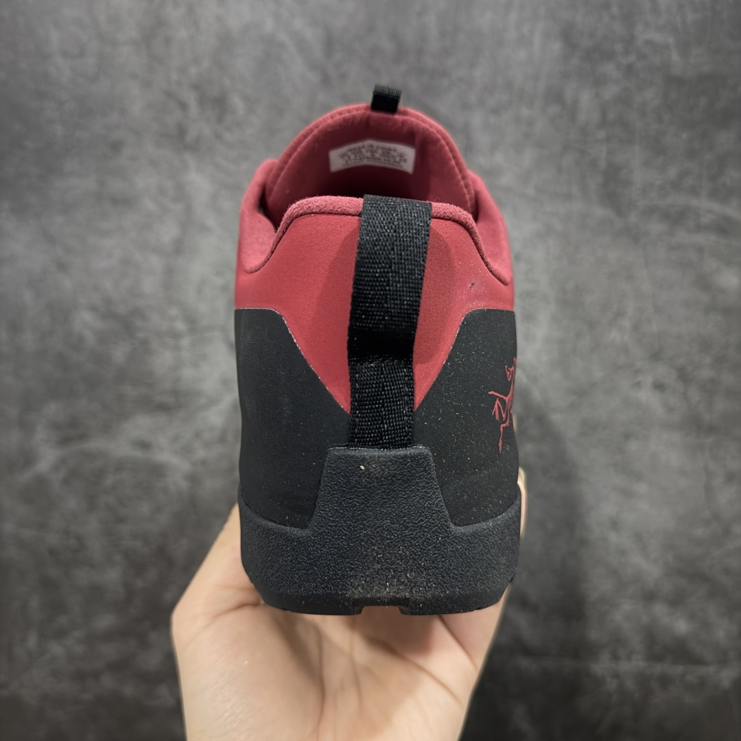 图片[4]-【莞产原盒版】Arcteryx始祖鸟 Konseal Shoe 舒适 防滑耐磨透气支撑抓地 登山鞋 深蓝色 正确原盒 全鞋采用头层麂皮 耐磨防滑黄金V底 莞产高品质 区别市场通货 代购指定版本 原数据开发 不掉标 正确高频字体 鸟爪细节完美 区别市场公版货 错误字体货 中底带钢印上脚舒适轻便无负重感 四季百搭 始祖鸟 KONSEAL 轻量户外鞋，这双鞋，不仅仅可以穿着逛街上班，更可以穿着徒步旅游甚至攀岩！说实话，没多少人真的会去攀岩，经我们试穿，这双鞋，日常穿也是非常舒服轻便！搭配日常的衣服完全不违和！结构中底TPU底盘，保护双脚。配置3D模具保护双脚+一体化系带系统，鞋面防撕裂网布、TPU保护膜和牛巴革合成面料，喜欢放心入！这种类型的鞋子咱们家超难得遇到一次，喜欢一定不要错过 尺码：39-45-选品中心