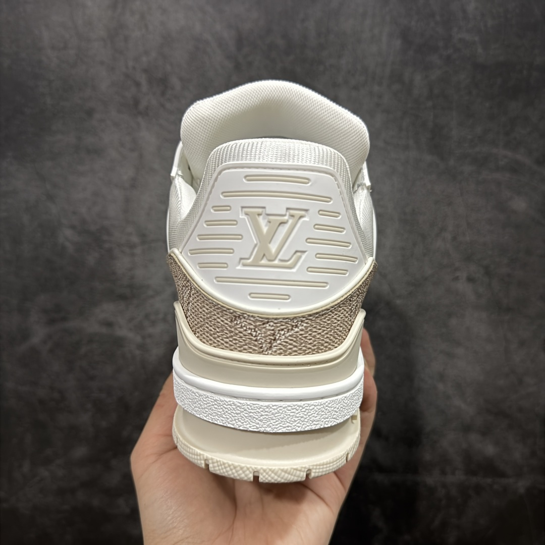 图片[4]-【天花板/Goat版】 市场最强版 没有之一的存在💪🏻 Louis Vuitton LV Trainer 系列全新版上架 手里有正品的可以对比下🆚懂货的看细节‼️ 此版品质是市场从未达到的新高度！ 整体版型 皮料 牛仔布的色差 压花纹路清晰度 后跟版型等等 都可以自行对比[机智]吊打市场所有货，怒甩十条街的那种，直接来正品对比图🆚，欢迎拿市场各大工厂的货来对比！ 尺码：40-45码-选品中心