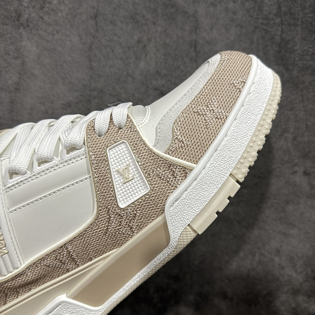 图片[6]-【天花板/Goat版】 市场最强版 没有之一的存在💪🏻 Louis Vuitton LV Trainer 系列全新版上架 手里有正品的可以对比下🆚懂货的看细节‼️ 此版品质是市场从未达到的新高度！ 整体版型 皮料 牛仔布的色差 压花纹路清晰度 后跟版型等等 都可以自行对比[机智]吊打市场所有货，怒甩十条街的那种，直接来正品对比图🆚，欢迎拿市场各大工厂的货来对比！ 尺码：40-45码-选品中心