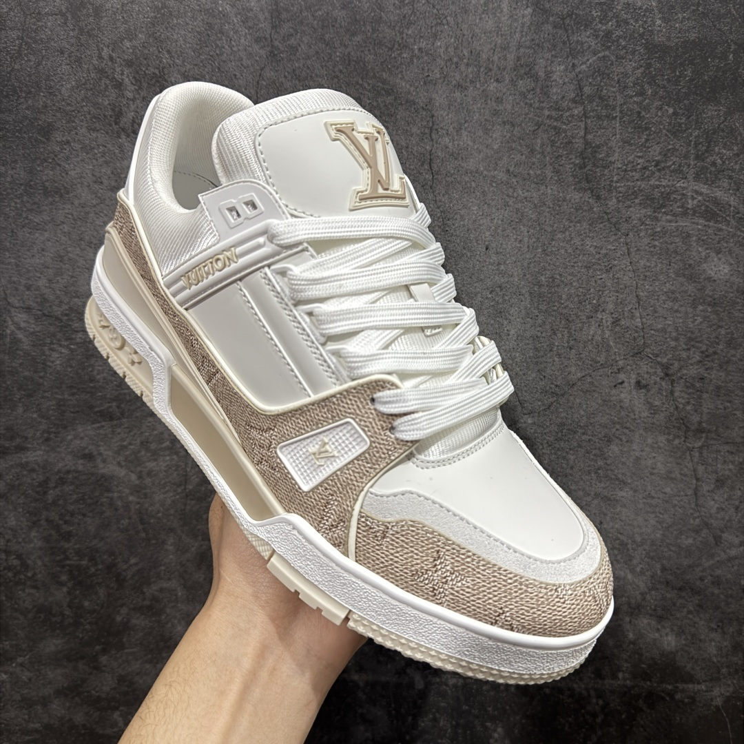 图片[3]-【天花板/Goat版】 市场最强版 没有之一的存在💪🏻 Louis Vuitton LV Trainer 系列全新版上架 手里有正品的可以对比下🆚懂货的看细节‼️ 此版品质是市场从未达到的新高度！ 整体版型 皮料 牛仔布的色差 压花纹路清晰度 后跟版型等等 都可以自行对比[机智]吊打市场所有货，怒甩十条街的那种，直接来正品对比图🆚，欢迎拿市场各大工厂的货来对比！ 尺码：40-45码-选品中心