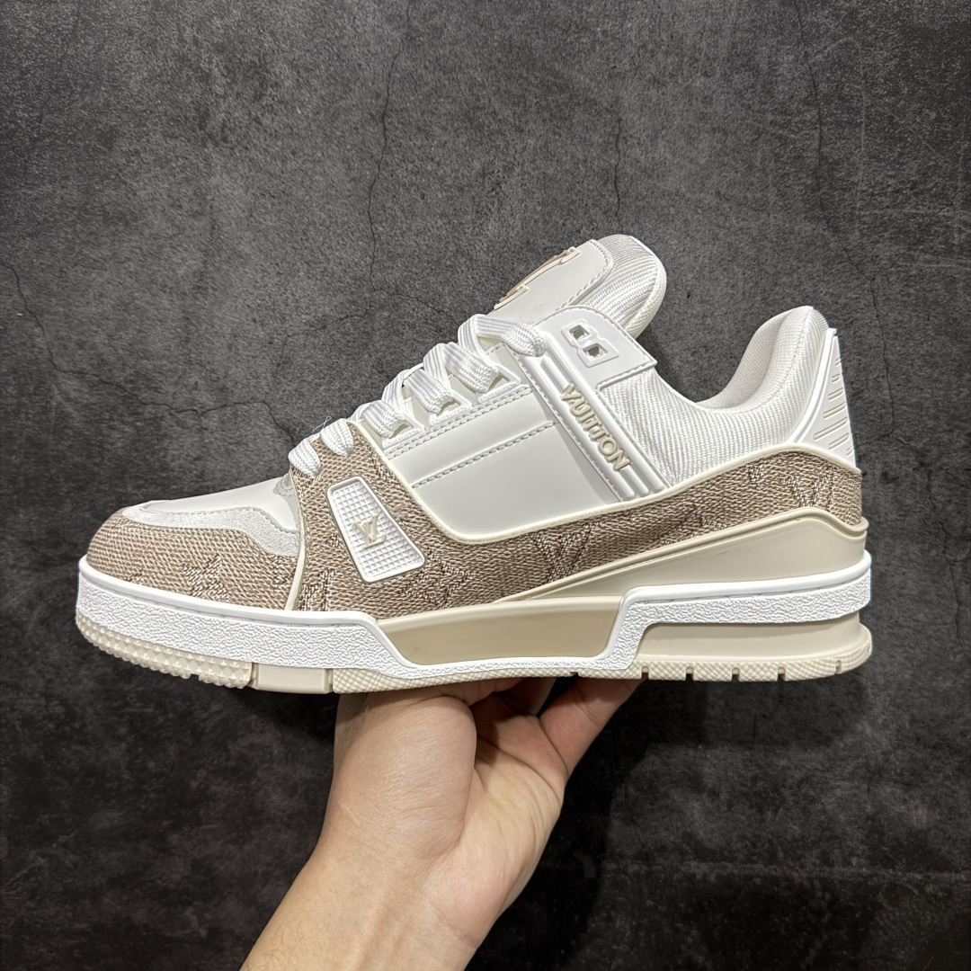 图片[2]-【天花板/Goat版】 市场最强版 没有之一的存在💪🏻 Louis Vuitton LV Trainer 系列全新版上架 手里有正品的可以对比下🆚懂货的看细节‼️ 此版品质是市场从未达到的新高度！ 整体版型 皮料 牛仔布的色差 压花纹路清晰度 后跟版型等等 都可以自行对比[机智]吊打市场所有货，怒甩十条街的那种，直接来正品对比图🆚，欢迎拿市场各大工厂的货来对比！ 尺码：40-45码-选品中心