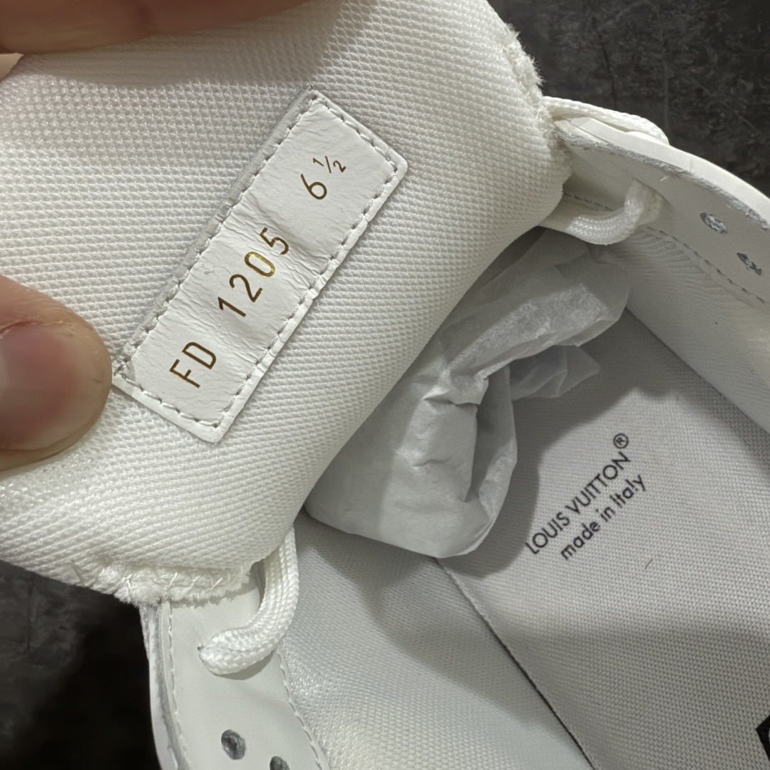 图片[6]-【天花板/Goat版】 市场最强版 没有之一的存在💪🏻 Louis Vuitton LV Trainer 系列全新版上架 手里有正品的可以对比下🆚懂货的看细节‼️ 此版品质是市场从未达到的新高度！ 整体版型 皮料 牛仔布的色差 压花纹路清晰度 后跟版型等等 都可以自行对比[机智]吊打市场所有货，怒甩十条街的那种，直接来正品对比图🆚，欢迎拿市场各大工厂的货来对比！ 尺码：40-45码-选品中心