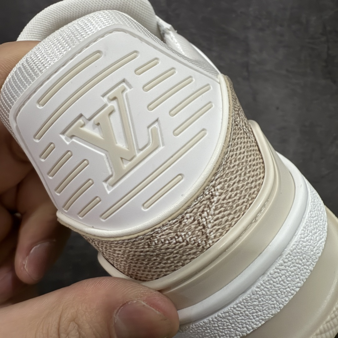 图片[2]-【天花板/Goat版】 市场最强版 没有之一的存在💪🏻 Louis Vuitton LV Trainer 系列全新版上架 手里有正品的可以对比下🆚懂货的看细节‼️ 此版品质是市场从未达到的新高度！ 整体版型 皮料 牛仔布的色差 压花纹路清晰度 后跟版型等等 都可以自行对比[机智]吊打市场所有货，怒甩十条街的那种，直接来正品对比图🆚，欢迎拿市场各大工厂的货来对比！ 尺码：40-45码-选品中心