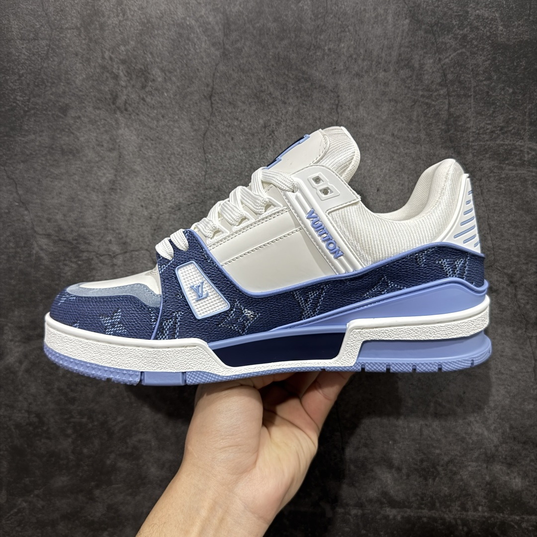 图片[2]-【天花板/Goat版】 市场最强版 没有之一的存在💪🏻 Louis Vuitton LV Trainer 系列全新版上架 手里有正品的可以对比下🆚懂货的看细节‼️ 此版品质是市场从未达到的新高度！ 整体版型 皮料 牛仔布的色差 压花纹路清晰度 后跟版型等等 都可以自行对比[机智]吊打市场所有货，怒甩十条街的那种，直接来正品对比图🆚，欢迎拿市场各大工厂的货来对比！ 尺码：40-45码-选品中心