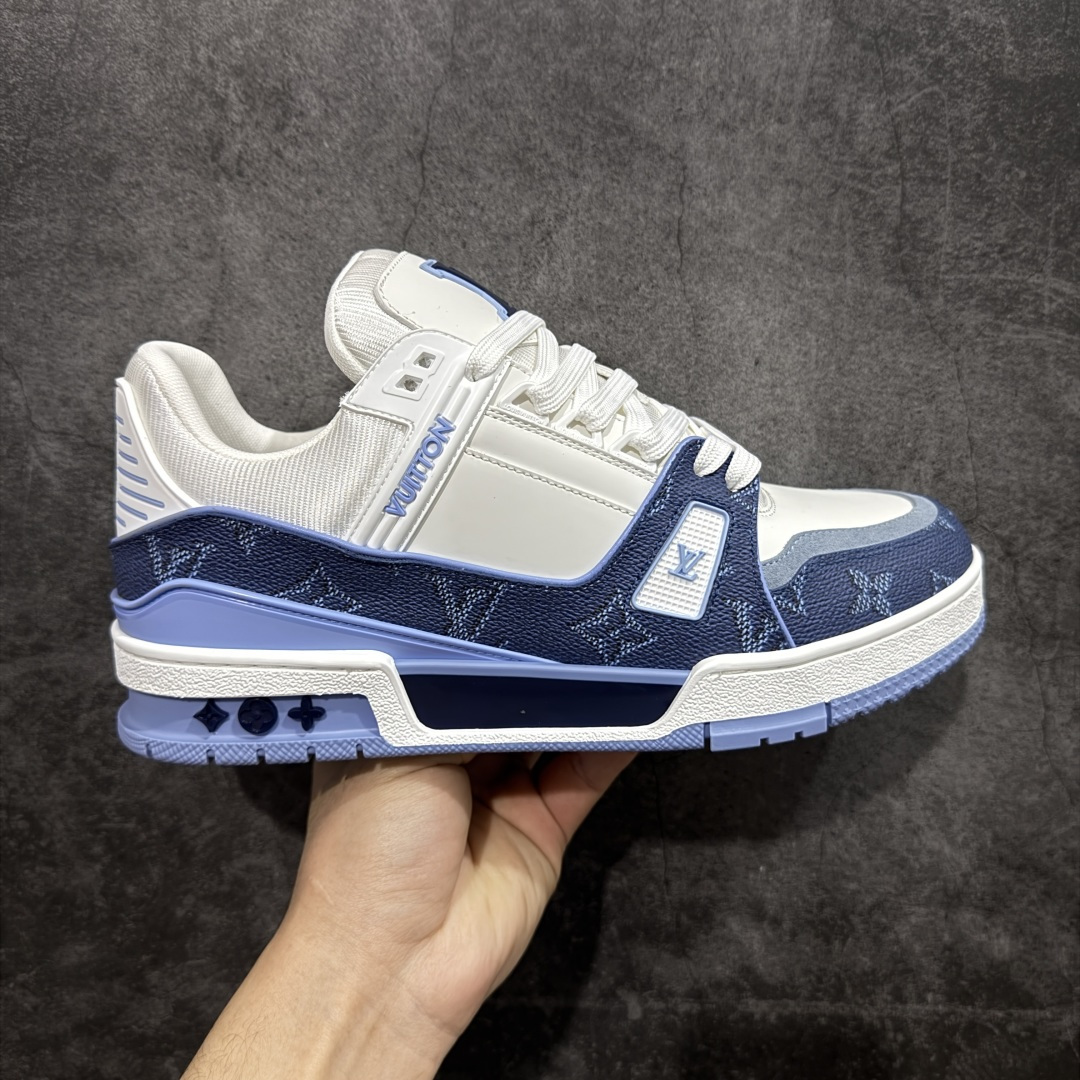 【天花板/Goat版】 市场最强版 没有之一的存在💪🏻 Louis Vuitton LV Trainer 系列全新版上架 手里有正品的可以对比下🆚懂货的看细节‼️ 此版品质是市场从未达到的新高度！ 整体版型 皮料 牛仔布的色差 压花纹路清晰度 后跟版型等等 都可以自行对比[机智]吊打市场所有货，怒甩十条街的那种，直接来正品对比图🆚，欢迎拿市场各大工厂的货来对比！ 尺码：40-45码-选品中心