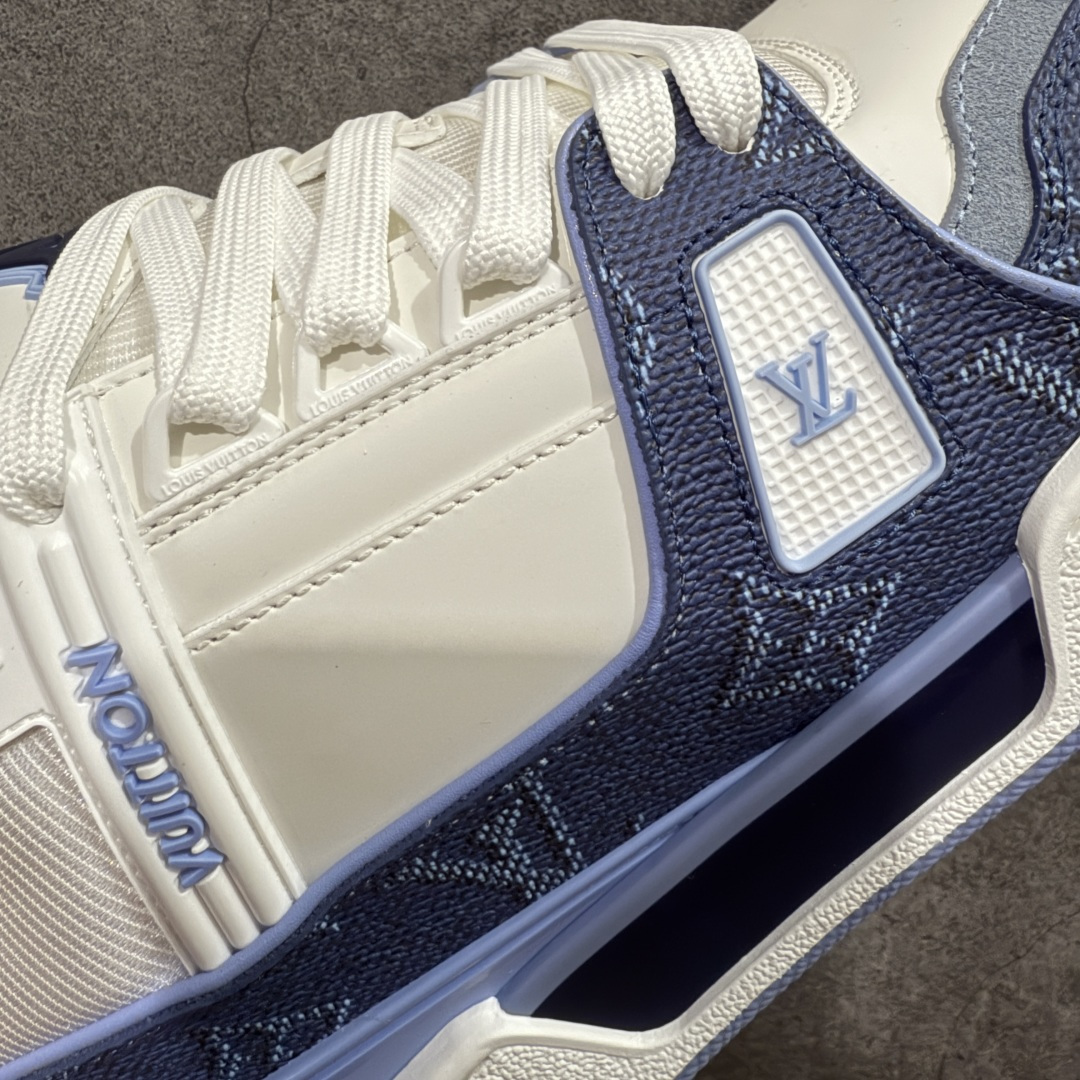 图片[4]-【天花板/Goat版】 市场最强版 没有之一的存在💪🏻 Louis Vuitton LV Trainer 系列全新版上架 手里有正品的可以对比下🆚懂货的看细节‼️ 此版品质是市场从未达到的新高度！ 整体版型 皮料 牛仔布的色差 压花纹路清晰度 后跟版型等等 都可以自行对比[机智]吊打市场所有货，怒甩十条街的那种，直接来正品对比图🆚，欢迎拿市场各大工厂的货来对比！ 尺码：40-45码-选品中心