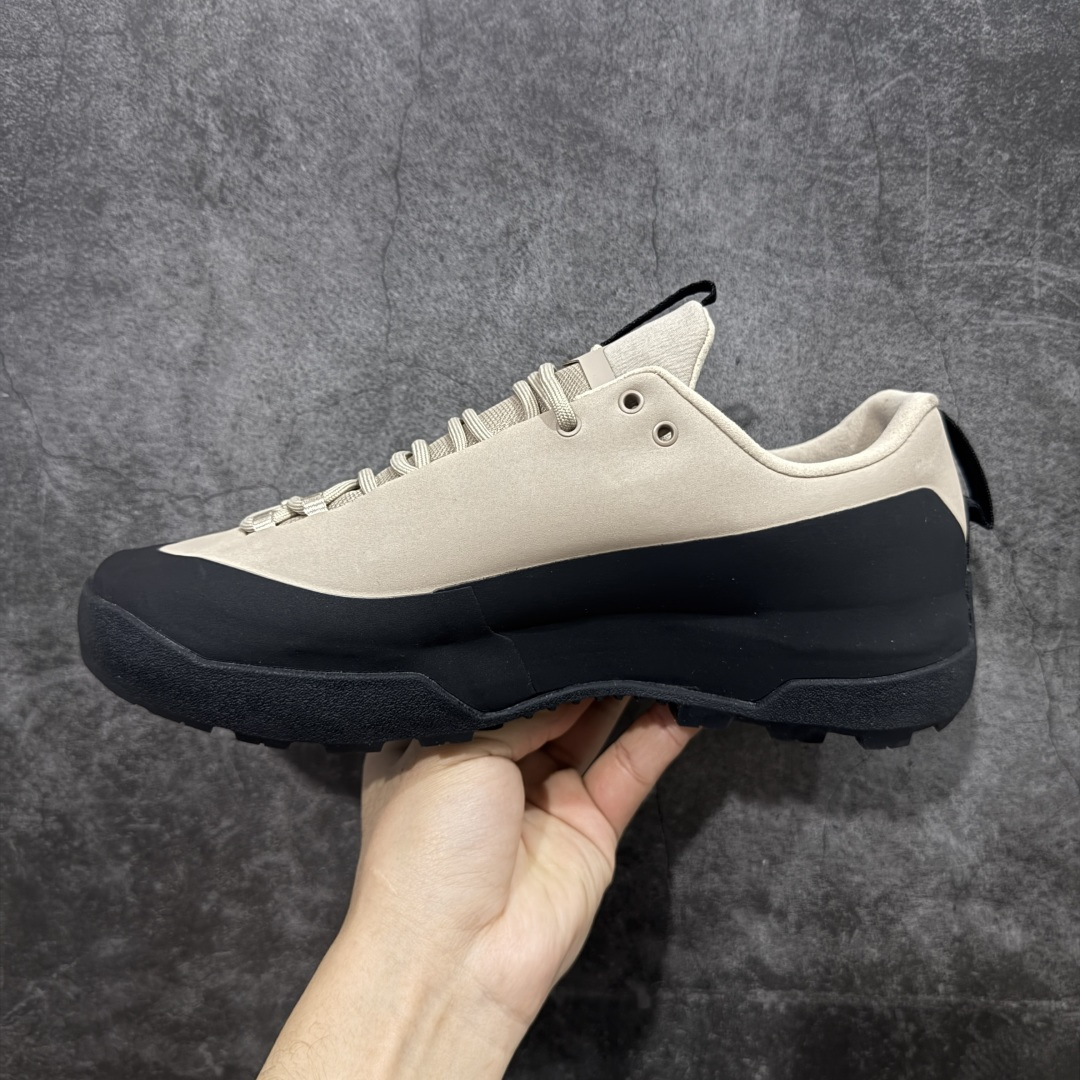 图片[2]-【莞产原盒版】Arcteryx始祖鸟 Konseal Shoe 舒适 防滑耐磨透气支撑抓地 登山鞋 深蓝色 正确原盒 全鞋采用头层麂皮 耐磨防滑黄金V底 莞产高品质 区别市场通货 代购指定版本 原数据开发 不掉标 正确高频字体 鸟爪细节完美 区别市场公版货 错误字体货 中底带钢印上脚舒适轻便无负重感 四季百搭 始祖鸟 KONSEAL 轻量户外鞋，这双鞋，不仅仅可以穿着逛街上班，更可以穿着徒步旅游甚至攀岩！说实话，没多少人真的会去攀岩，经我们试穿，这双鞋，日常穿也是非常舒服轻便！搭配日常的衣服完全不违和！结构中底TPU底盘，保护双脚。配置3D模具保护双脚+一体化系带系统，鞋面防撕裂网布、TPU保护膜和牛巴革合成面料，喜欢放心入！这种类型的鞋子咱们家超难得遇到一次，喜欢一定不要错过 尺码：39-45-选品中心