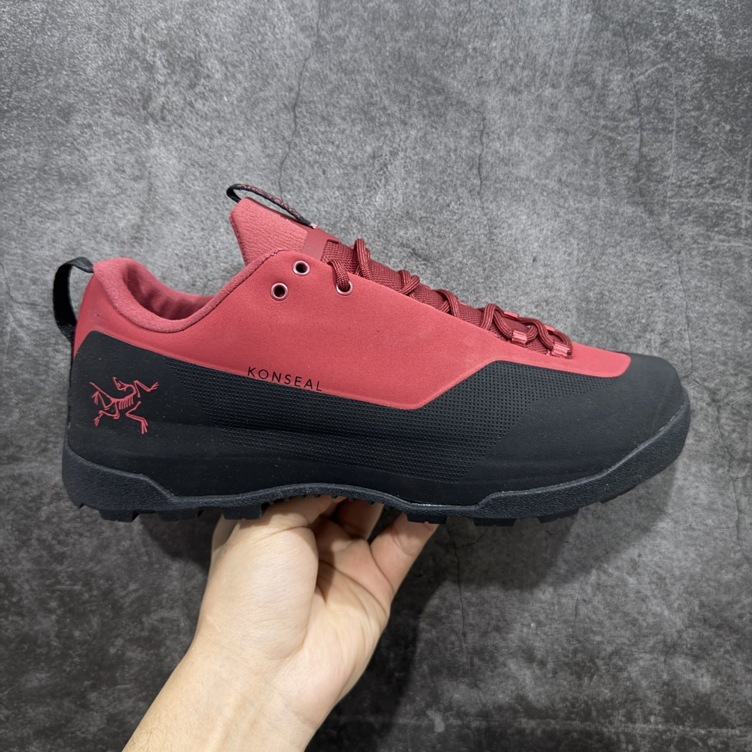 【莞产原盒版】Arcteryx始祖鸟 Konseal Shoe 舒适 防滑耐磨透气支撑抓地 登山鞋 深蓝色 正确原盒 全鞋采用头层麂皮 耐磨防滑黄金V底 莞产高品质 区别市场通货 代购指定版本 原数据开发 不掉标 正确高频字体 鸟爪细节完美 区别市场公版货 错误字体货 中底带钢印上脚舒适轻便无负重感 四季百搭 始祖鸟 KONSEAL 轻量户外鞋，这双鞋，不仅仅可以穿着逛街上班，更可以穿着徒步旅游甚至攀岩！说实话，没多少人真的会去攀岩，经我们试穿，这双鞋，日常穿也是非常舒服轻便！搭配日常的衣服完全不违和！结构中底TPU底盘，保护双脚。配置3D模具保护双脚+一体化系带系统，鞋面防撕裂网布、TPU保护膜和牛巴革合成面料，喜欢放心入！这种类型的鞋子咱们家超难得遇到一次，喜欢一定不要错过 尺码：39-45-选品中心