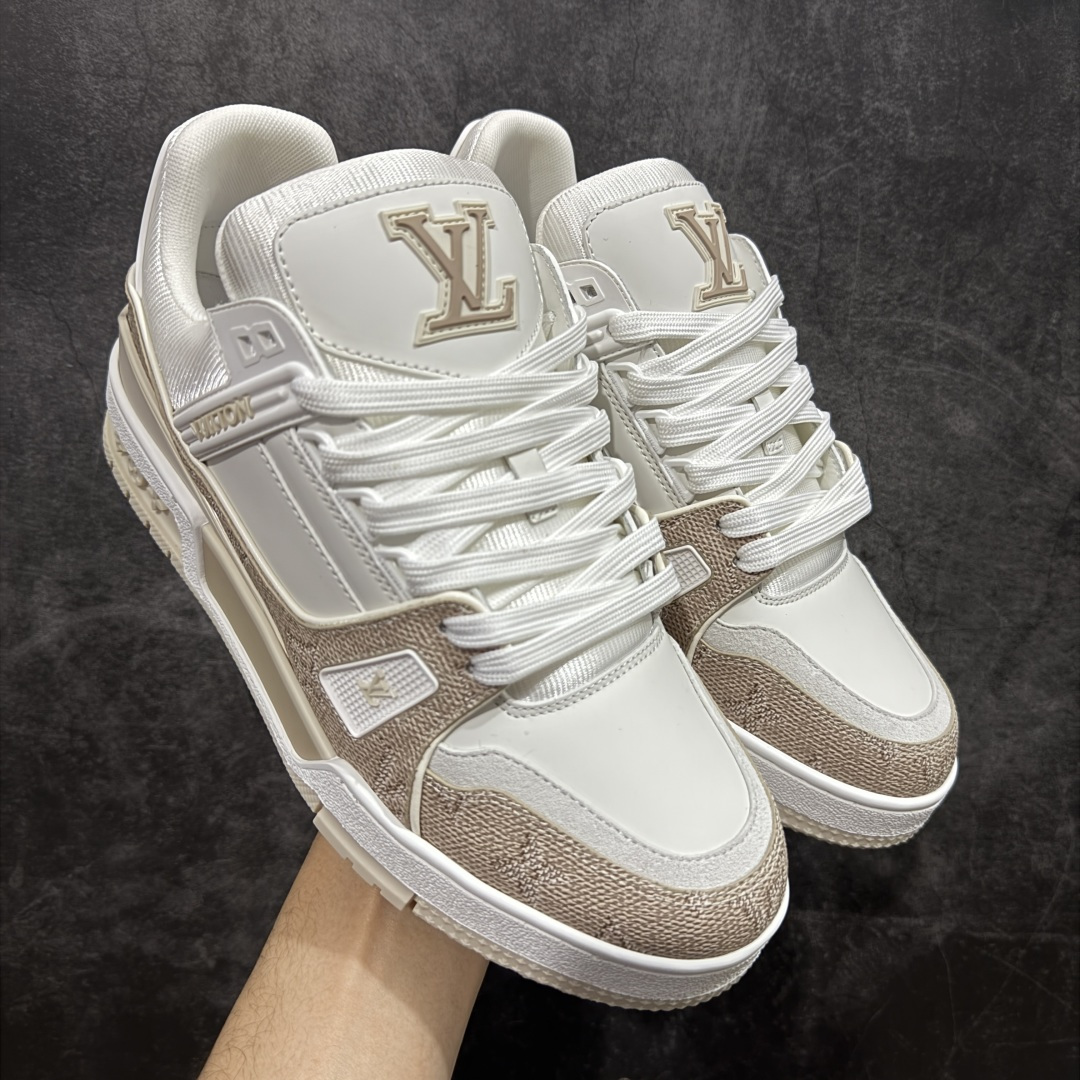 【天花板/Goat版】 市场最强版 没有之一的存在💪🏻 Louis Vuitton LV Trainer 系列全新版上架 手里有正品的可以对比下🆚懂货的看细节‼️ 此版品质是市场从未达到的新高度！ 整体版型 皮料 牛仔布的色差 压花纹路清晰度 后跟版型等等 都可以自行对比[机智]吊打市场所有货，怒甩十条街的那种，直接来正品对比图🆚，欢迎拿市场各大工厂的货来对比！ 尺码：40-45码-选品中心