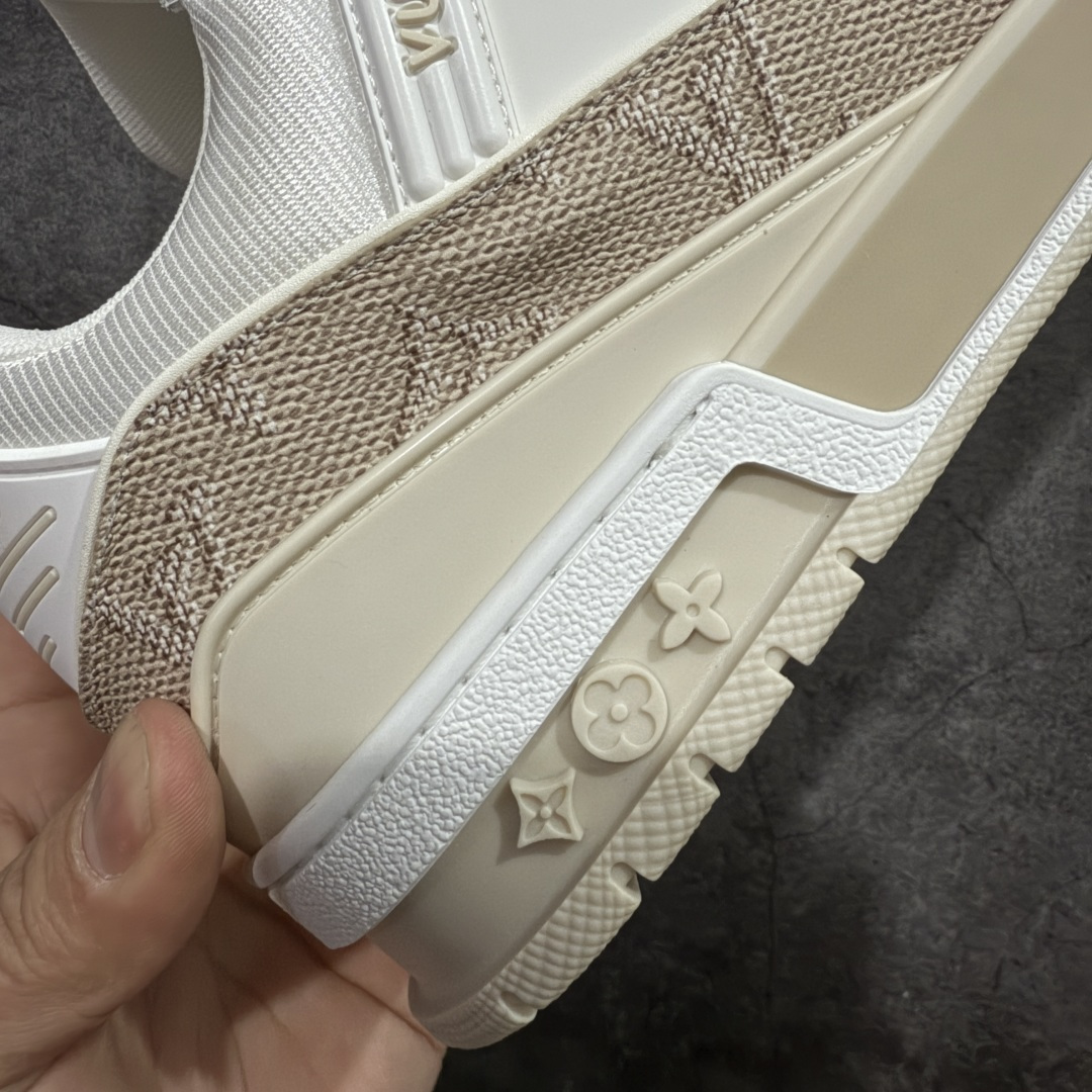 图片[3]-【天花板/Goat版】 市场最强版 没有之一的存在💪🏻 Louis Vuitton LV Trainer 系列全新版上架 手里有正品的可以对比下🆚懂货的看细节‼️ 此版品质是市场从未达到的新高度！ 整体版型 皮料 牛仔布的色差 压花纹路清晰度 后跟版型等等 都可以自行对比[机智]吊打市场所有货，怒甩十条街的那种，直接来正品对比图🆚，欢迎拿市场各大工厂的货来对比！ 尺码：40-45码-选品中心