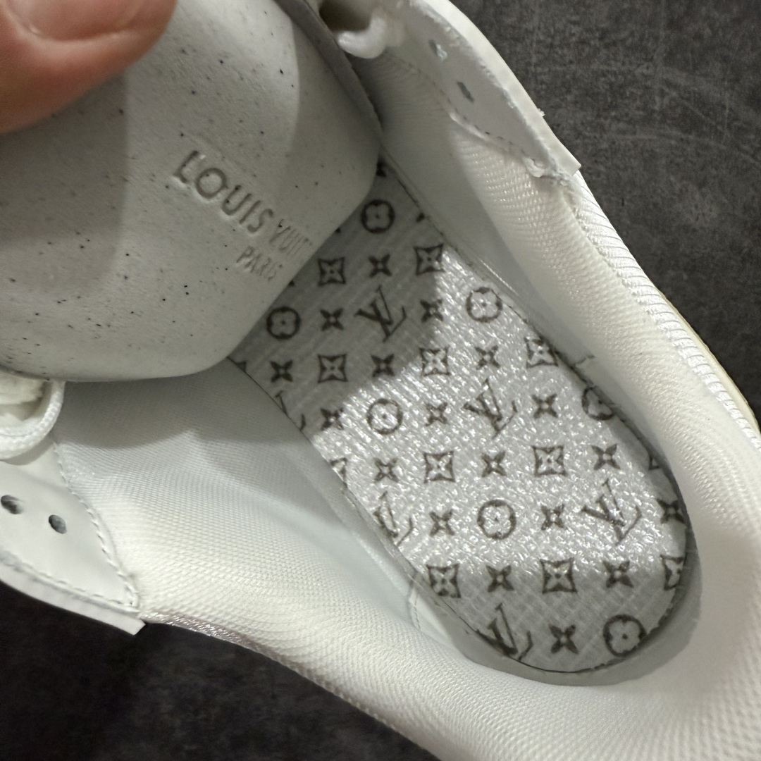 图片[9]-【天花板/Goat版】 市场最强版 没有之一的存在💪🏻 Louis Vuitton LV Trainer 系列全新版上架 手里有正品的可以对比下🆚懂货的看细节‼️ 此版品质是市场从未达到的新高度！ 整体版型 皮料 牛仔布的色差 压花纹路清晰度 后跟版型等等 都可以自行对比[机智]吊打市场所有货，怒甩十条街的那种，直接来正品对比图🆚，欢迎拿市场各大工厂的货来对比！ 尺码：40-45码-选品中心