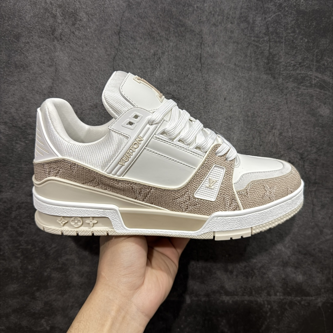 【天花板/Goat版】 市场最强版 没有之一的存在💪🏻 Louis Vuitton LV Trainer 系列全新版上架 手里有正品的可以对比下🆚懂货的看细节‼️ 此版品质是市场从未达到的新高度！ 整体版型 皮料 牛仔布的色差 压花纹路清晰度 后跟版型等等 都可以自行对比[机智]吊打市场所有货，怒甩十条街的那种，直接来正品对比图🆚，欢迎拿市场各大工厂的货来对比！ 尺码：40-45码-选品中心