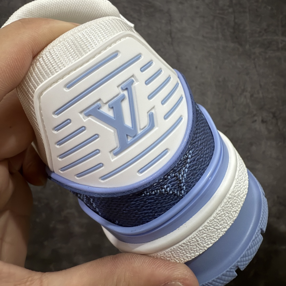 图片[2]-【天花板/Goat版】 市场最强版 没有之一的存在💪🏻 Louis Vuitton LV Trainer 系列全新版上架 手里有正品的可以对比下🆚懂货的看细节‼️ 此版品质是市场从未达到的新高度！ 整体版型 皮料 牛仔布的色差 压花纹路清晰度 后跟版型等等 都可以自行对比[机智]吊打市场所有货，怒甩十条街的那种，直接来正品对比图🆚，欢迎拿市场各大工厂的货来对比！ 尺码：40-45码-选品中心