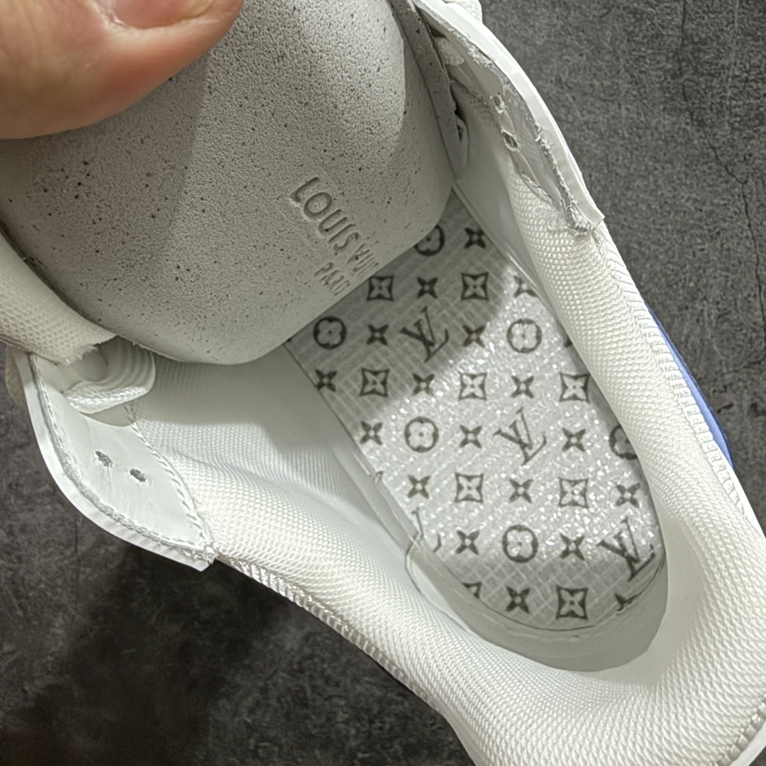 图片[9]-【天花板/Goat版】 市场最强版 没有之一的存在💪🏻 Louis Vuitton LV Trainer 系列全新版上架 手里有正品的可以对比下🆚懂货的看细节‼️ 此版品质是市场从未达到的新高度！ 整体版型 皮料 牛仔布的色差 压花纹路清晰度 后跟版型等等 都可以自行对比[机智]吊打市场所有货，怒甩十条街的那种，直接来正品对比图🆚，欢迎拿市场各大工厂的货来对比！ 尺码：40-45码-选品中心