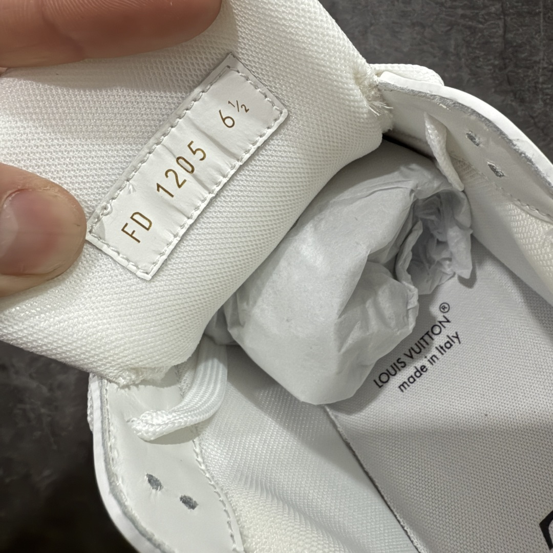 图片[7]-【天花板/Goat版】 市场最强版 没有之一的存在💪🏻 Louis Vuitton LV Trainer 系列全新版上架 手里有正品的可以对比下🆚懂货的看细节‼️ 此版品质是市场从未达到的新高度！ 整体版型 皮料 牛仔布的色差 压花纹路清晰度 后跟版型等等 都可以自行对比[机智]吊打市场所有货，怒甩十条街的那种，直接来正品对比图🆚，欢迎拿市场各大工厂的货来对比！ 尺码：40-45码-选品中心