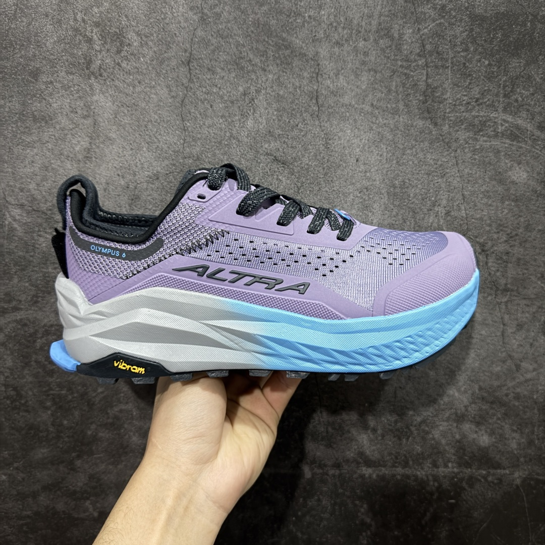 【纯原版】Altra OLYMPUS 6 奥创奥林匹斯六代舒适百搭防滑耐磨低帮户外跑步鞋 2009年,长跑精英运动员Golden Harper在美国犹他州创立了“Altra Footwear”,跑鞋特点是采用舒适的FootShape™M(很适鞋楦)设计和独特的BalancedCushioning™(平衡缓冲)技术,帮助遭受伤病困扰的跑者回归跑步,从而迅速积累起良好的口碑。2011年品牌迅速发展,屡获大奖。2015年开始不仅占据全美跑鞋前十,足迹更是遍布全球。2016年Altra正式进入中国市场,凭借独特的品牌风格以及出色的性能表现,三年来获得越来越多普通跑者的喜爱。销售业绩增长迅速,成为中国越野跑市场占有量前三的跑鞋品牌。 尺码:39 40 40.5 41 42 42.5 43 44 44.5 45-选品中心