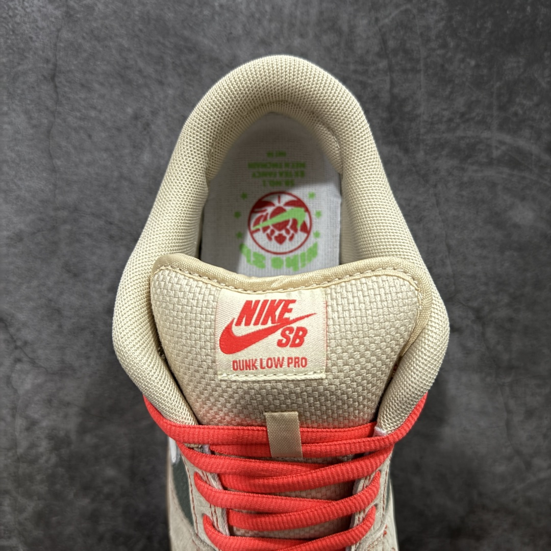 图片[8]-【公司级】Nike Dunk SB Low Pro \”Som Tum\” 耐克 SB 低帮 米棕红 男女同款 防滑耐磨舒适低邦板鞋 设计灵感来源于泰国街头的青木瓜沙拉，鞋款整体以米绿色编织纹理打造，像极了装沙拉的竹编篮，搭配米棕色麂皮框架覆盖层，鞋身两侧Swoosh Logo采用浅棕色麂皮点缀，鞋带和鞋身缝线等细节加入红色进行妆点，瞬间有了泰餐的酸辣氛围感；鞋舌标签上以Nike Air标识呈现，鞋舌内侧 藏着竹筒饭、研磨木瓜的刺绣，后跟银色皮革上Nike Logos换成泰文，连鞋垫都印着茉莉香米的莲花图案；最后以棕色中底搭配b白色橡胶外底完善整体设计收尾。 货号：IB6206-701（2026.03.01发售） 尺码：36 36.5 37.5 38 38.5 39 40 40.5 41 42 42.5 43 44 44.5 45 46-选品中心