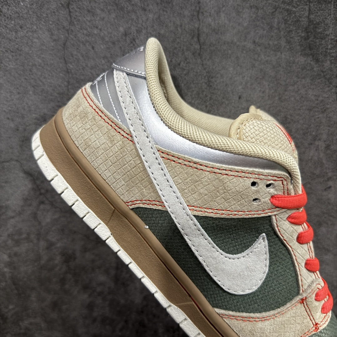 图片[7]-【公司级】Nike Dunk SB Low Pro \”Som Tum\” 耐克 SB 低帮 米棕红 男女同款 防滑耐磨舒适低邦板鞋 设计灵感来源于泰国街头的青木瓜沙拉，鞋款整体以米绿色编织纹理打造，像极了装沙拉的竹编篮，搭配米棕色麂皮框架覆盖层，鞋身两侧Swoosh Logo采用浅棕色麂皮点缀，鞋带和鞋身缝线等细节加入红色进行妆点，瞬间有了泰餐的酸辣氛围感；鞋舌标签上以Nike Air标识呈现，鞋舌内侧 藏着竹筒饭、研磨木瓜的刺绣，后跟银色皮革上Nike Logos换成泰文，连鞋垫都印着茉莉香米的莲花图案；最后以棕色中底搭配b白色橡胶外底完善整体设计收尾。 货号：IB6206-701（2026.03.01发售） 尺码：36 36.5 37.5 38 38.5 39 40 40.5 41 42 42.5 43 44 44.5 45 46-选品中心