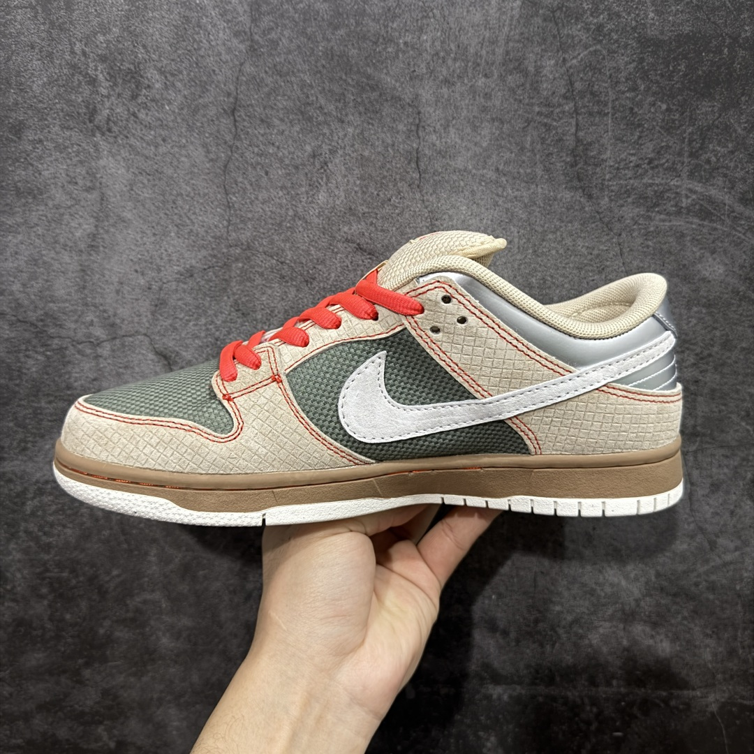 图片[2]-【公司级】Nike Dunk SB Low Pro \”Som Tum\” 耐克 SB 低帮 米棕红 男女同款 防滑耐磨舒适低邦板鞋 设计灵感来源于泰国街头的青木瓜沙拉，鞋款整体以米绿色编织纹理打造，像极了装沙拉的竹编篮，搭配米棕色麂皮框架覆盖层，鞋身两侧Swoosh Logo采用浅棕色麂皮点缀，鞋带和鞋身缝线等细节加入红色进行妆点，瞬间有了泰餐的酸辣氛围感；鞋舌标签上以Nike Air标识呈现，鞋舌内侧 藏着竹筒饭、研磨木瓜的刺绣，后跟银色皮革上Nike Logos换成泰文，连鞋垫都印着茉莉香米的莲花图案；最后以棕色中底搭配b白色橡胶外底完善整体设计收尾。 货号：IB6206-701（2026.03.01发售） 尺码：36 36.5 37.5 38 38.5 39 40 40.5 41 42 42.5 43 44 44.5 45 46-选品中心