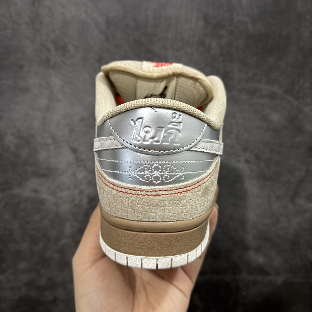 图片[4]-【公司级】Nike Dunk SB Low Pro \”Som Tum\” 耐克 SB 低帮 米棕红 男女同款 防滑耐磨舒适低邦板鞋 设计灵感来源于泰国街头的青木瓜沙拉，鞋款整体以米绿色编织纹理打造，像极了装沙拉的竹编篮，搭配米棕色麂皮框架覆盖层，鞋身两侧Swoosh Logo采用浅棕色麂皮点缀，鞋带和鞋身缝线等细节加入红色进行妆点，瞬间有了泰餐的酸辣氛围感；鞋舌标签上以Nike Air标识呈现，鞋舌内侧 藏着竹筒饭、研磨木瓜的刺绣，后跟银色皮革上Nike Logos换成泰文，连鞋垫都印着茉莉香米的莲花图案；最后以棕色中底搭配b白色橡胶外底完善整体设计收尾。 货号：IB6206-701（2026.03.01发售） 尺码：36 36.5 37.5 38 38.5 39 40 40.5 41 42 42.5 43 44 44.5 45 46-选品中心