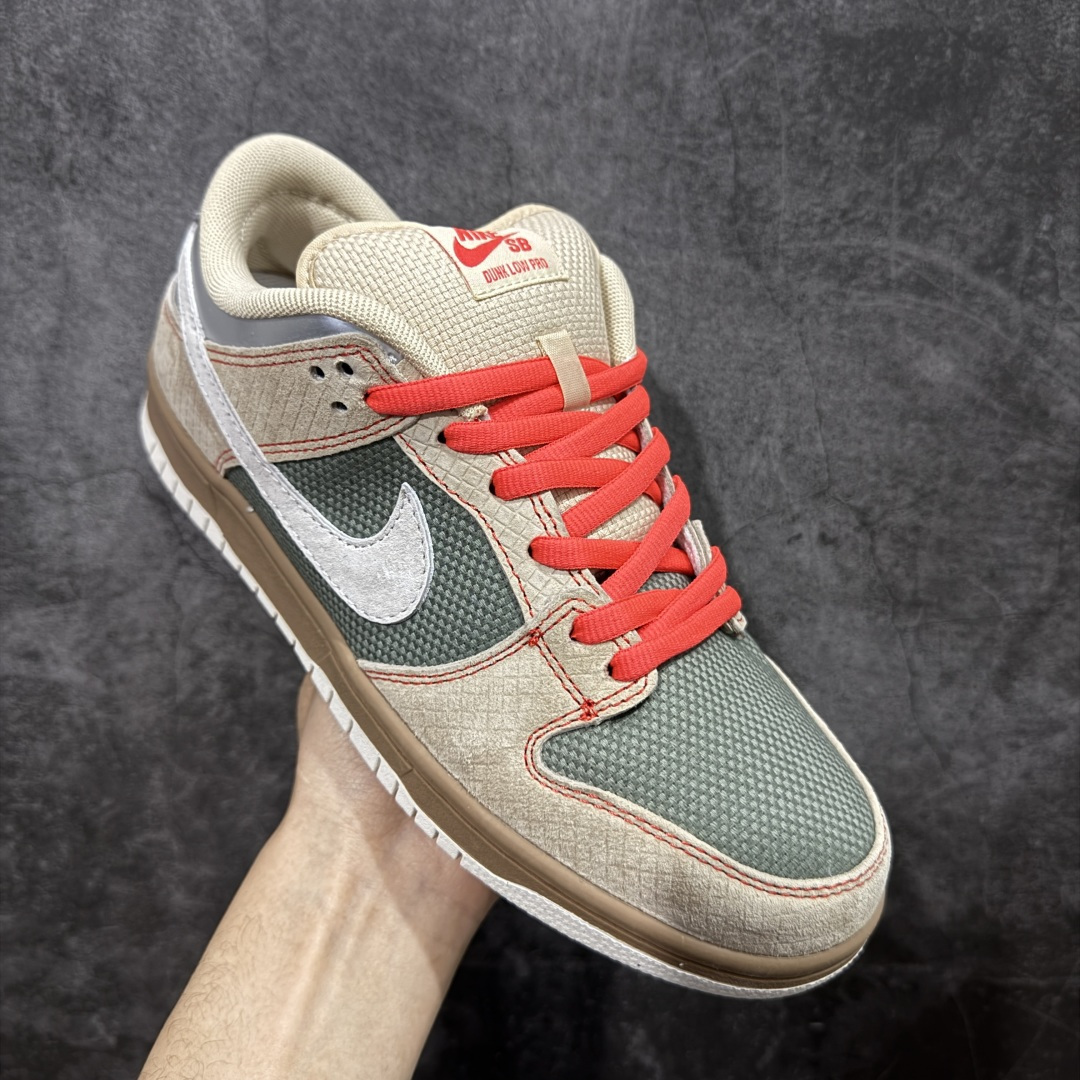 图片[3]-【公司级】Nike Dunk SB Low Pro \”Som Tum\” 耐克 SB 低帮 米棕红 男女同款 防滑耐磨舒适低邦板鞋 设计灵感来源于泰国街头的青木瓜沙拉，鞋款整体以米绿色编织纹理打造，像极了装沙拉的竹编篮，搭配米棕色麂皮框架覆盖层，鞋身两侧Swoosh Logo采用浅棕色麂皮点缀，鞋带和鞋身缝线等细节加入红色进行妆点，瞬间有了泰餐的酸辣氛围感；鞋舌标签上以Nike Air标识呈现，鞋舌内侧 藏着竹筒饭、研磨木瓜的刺绣，后跟银色皮革上Nike Logos换成泰文，连鞋垫都印着茉莉香米的莲花图案；最后以棕色中底搭配b白色橡胶外底完善整体设计收尾。 货号：IB6206-701（2026.03.01发售） 尺码：36 36.5 37.5 38 38.5 39 40 40.5 41 42 42.5 43 44 44.5 45 46-选品中心