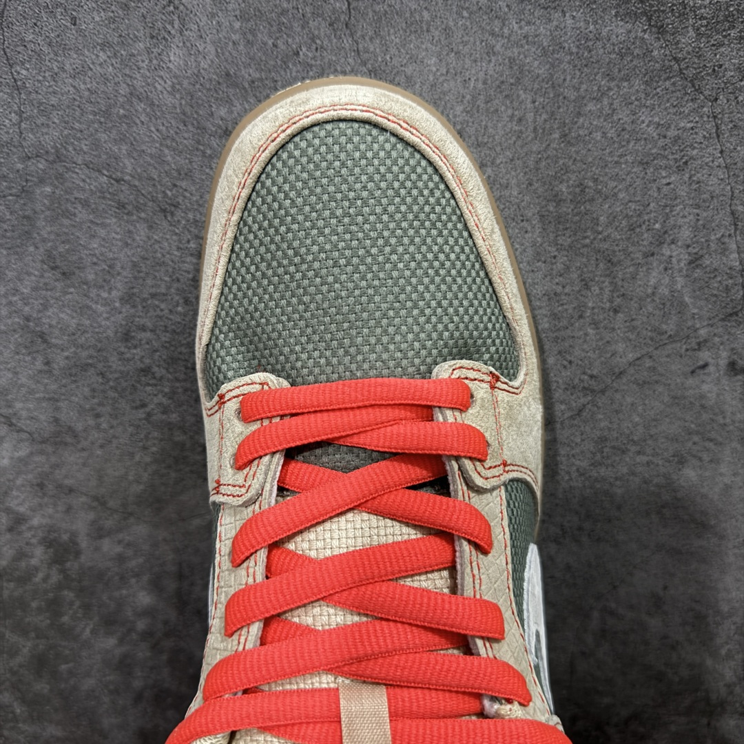 图片[5]-【公司级】Nike Dunk SB Low Pro \”Som Tum\” 耐克 SB 低帮 米棕红 男女同款 防滑耐磨舒适低邦板鞋 设计灵感来源于泰国街头的青木瓜沙拉，鞋款整体以米绿色编织纹理打造，像极了装沙拉的竹编篮，搭配米棕色麂皮框架覆盖层，鞋身两侧Swoosh Logo采用浅棕色麂皮点缀，鞋带和鞋身缝线等细节加入红色进行妆点，瞬间有了泰餐的酸辣氛围感；鞋舌标签上以Nike Air标识呈现，鞋舌内侧 藏着竹筒饭、研磨木瓜的刺绣，后跟银色皮革上Nike Logos换成泰文，连鞋垫都印着茉莉香米的莲花图案；最后以棕色中底搭配b白色橡胶外底完善整体设计收尾。 货号：IB6206-701（2026.03.01发售） 尺码：36 36.5 37.5 38 38.5 39 40 40.5 41 42 42.5 43 44 44.5 45 46-选品中心