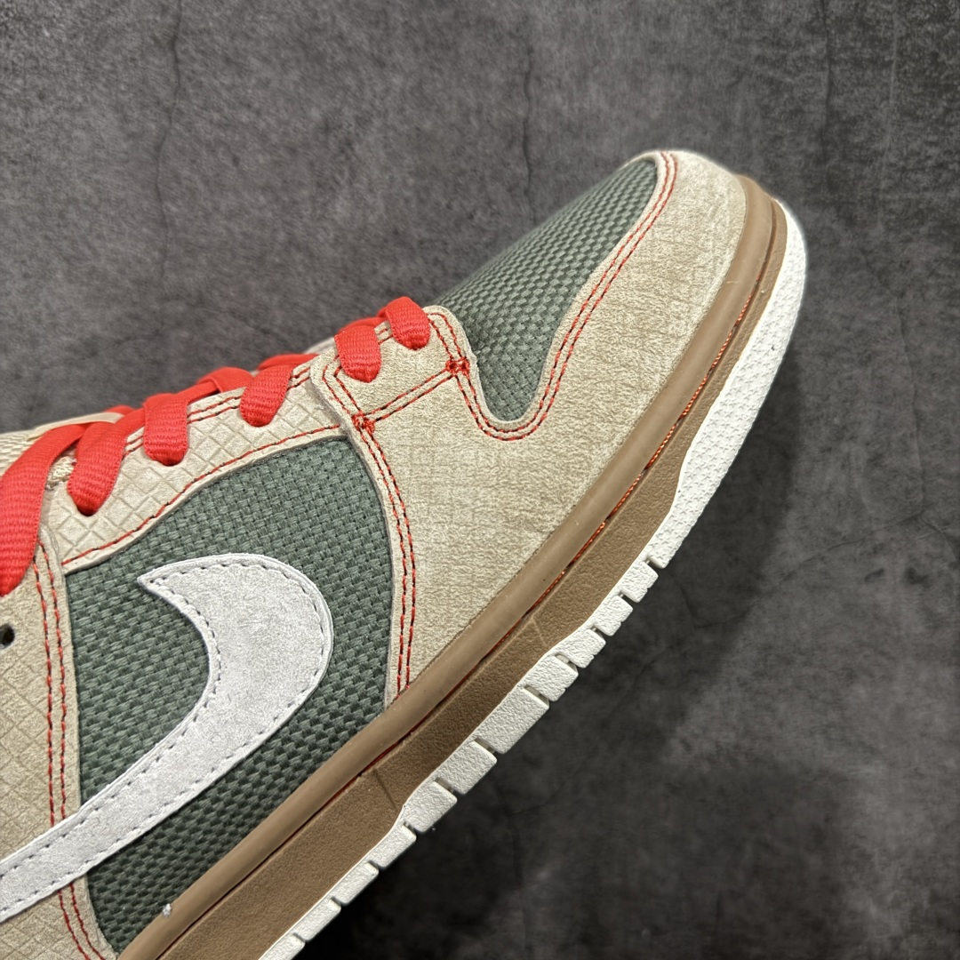 图片[6]-【公司级】Nike Dunk SB Low Pro \”Som Tum\” 耐克 SB 低帮 米棕红 男女同款 防滑耐磨舒适低邦板鞋 设计灵感来源于泰国街头的青木瓜沙拉，鞋款整体以米绿色编织纹理打造，像极了装沙拉的竹编篮，搭配米棕色麂皮框架覆盖层，鞋身两侧Swoosh Logo采用浅棕色麂皮点缀，鞋带和鞋身缝线等细节加入红色进行妆点，瞬间有了泰餐的酸辣氛围感；鞋舌标签上以Nike Air标识呈现，鞋舌内侧 藏着竹筒饭、研磨木瓜的刺绣，后跟银色皮革上Nike Logos换成泰文，连鞋垫都印着茉莉香米的莲花图案；最后以棕色中底搭配b白色橡胶外底完善整体设计收尾。 货号：IB6206-701（2026.03.01发售） 尺码：36 36.5 37.5 38 38.5 39 40 40.5 41 42 42.5 43 44 44.5 45 46-选品中心