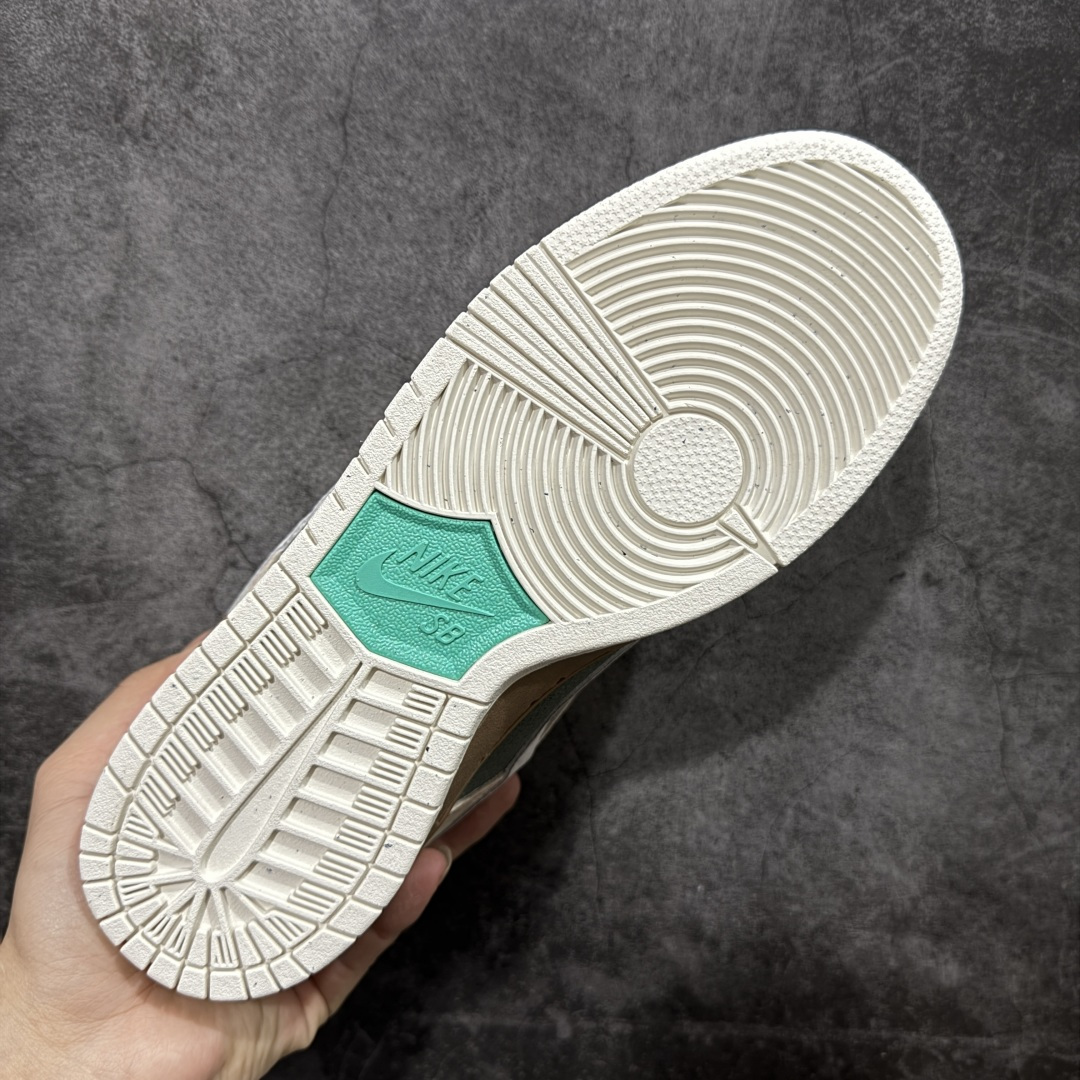 图片[9]-【公司级】Nike Dunk SB Low Pro \”Som Tum\” 耐克 SB 低帮 米棕红 男女同款 防滑耐磨舒适低邦板鞋 设计灵感来源于泰国街头的青木瓜沙拉，鞋款整体以米绿色编织纹理打造，像极了装沙拉的竹编篮，搭配米棕色麂皮框架覆盖层，鞋身两侧Swoosh Logo采用浅棕色麂皮点缀，鞋带和鞋身缝线等细节加入红色进行妆点，瞬间有了泰餐的酸辣氛围感；鞋舌标签上以Nike Air标识呈现，鞋舌内侧 藏着竹筒饭、研磨木瓜的刺绣，后跟银色皮革上Nike Logos换成泰文，连鞋垫都印着茉莉香米的莲花图案；最后以棕色中底搭配b白色橡胶外底完善整体设计收尾。 货号：IB6206-701（2026.03.01发售） 尺码：36 36.5 37.5 38 38.5 39 40 40.5 41 42 42.5 43 44 44.5 45 46-选品中心