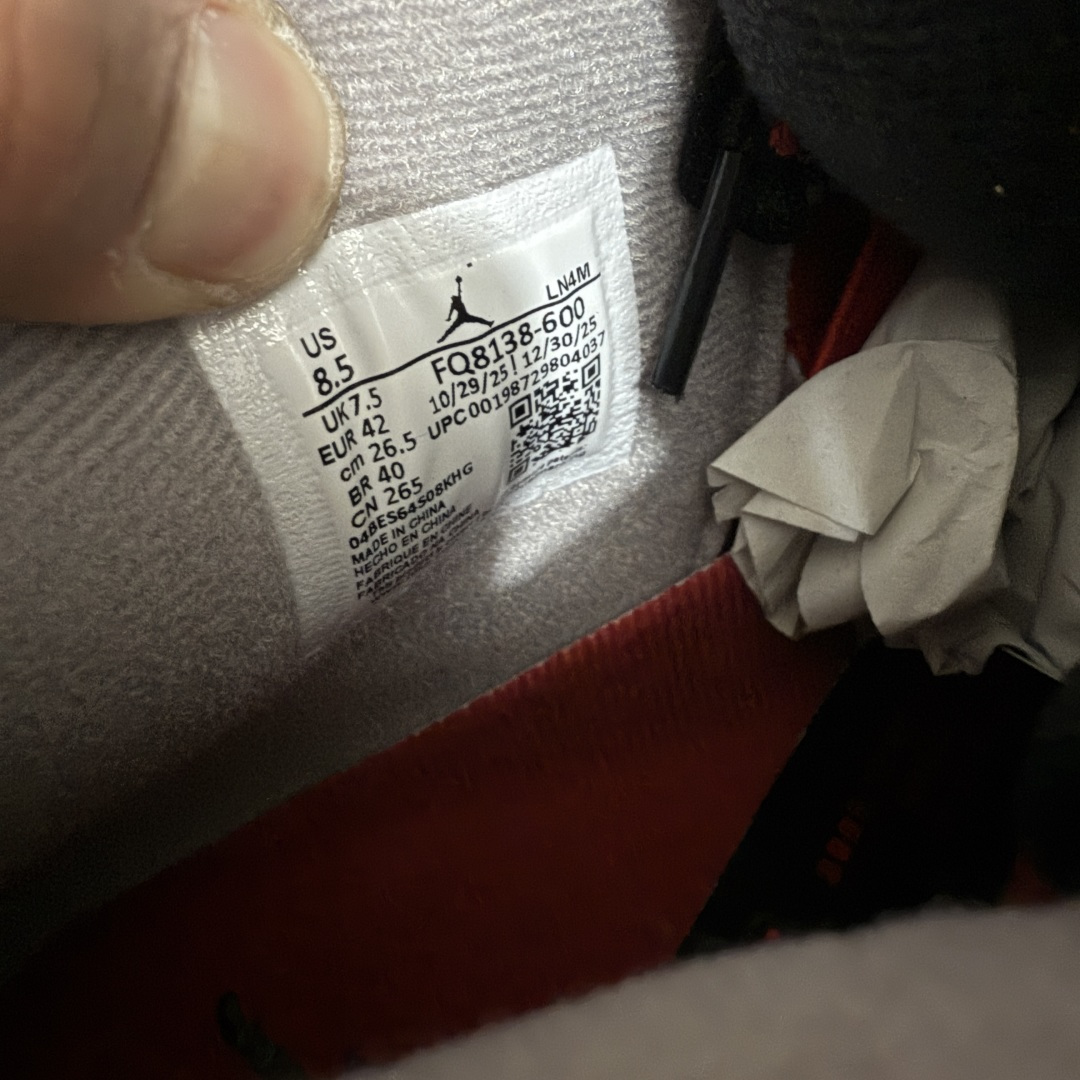 图片[9]-【TK至尊版】Air Jordan 4 Retro AJ4 2026复刻公牛红黑 FQ8138-600 目前市面所有大厂中 品质材料细节最好的一个版本 原汁原味完美呈现四代版型 一比一鞋头弧度高度趴度鞋身弧度 原厂麂皮绒皮料材质 数据细节工艺流程均保持公司一致 细节品控鞋型随意秒杀市面版本 原厂TPU网格鞋带扣 正确内里网布 菱角分明不变形无多余毛边 柔软性质感一致于原鞋 原厂织唛标 原厂飞人电绣工艺 独家绑鞋带手法 印刷中底布 四线拉帮 米色美纹纸贴合固定 进口港宝加持 后跟自然饱满 全鞋荧光划线卡点 追求极致完美 每一双都是工艺品 多重QC质检 超越公司货的品控标准 实实在在的免检产品 尺码：40 40.5 41 42 42.5 43 44 44.5 45 46 47.5 48.5-选品中心