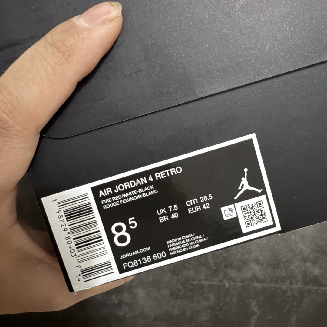 图片[11]-【TK至尊版】Air Jordan 4 Retro AJ4 2026复刻公牛红黑 FQ8138-600 目前市面所有大厂中 品质材料细节最好的一个版本 原汁原味完美呈现四代版型 一比一鞋头弧度高度趴度鞋身弧度 原厂麂皮绒皮料材质 数据细节工艺流程均保持公司一致 细节品控鞋型随意秒杀市面版本 原厂TPU网格鞋带扣 正确内里网布 菱角分明不变形无多余毛边 柔软性质感一致于原鞋 原厂织唛标 原厂飞人电绣工艺 独家绑鞋带手法 印刷中底布 四线拉帮 米色美纹纸贴合固定 进口港宝加持 后跟自然饱满 全鞋荧光划线卡点 追求极致完美 每一双都是工艺品 多重QC质检 超越公司货的品控标准 实实在在的免检产品 尺码：40 40.5 41 42 42.5 43 44 44.5 45 46 47.5 48.5-选品中心