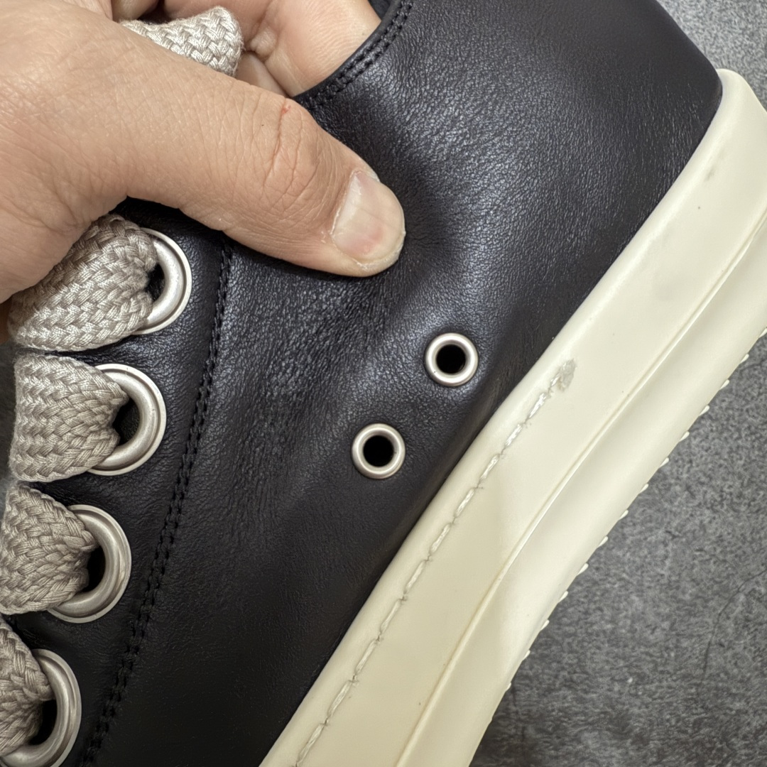 图片[5]-【XC2.0升级版】Rick Owens Vintage Low-Top Sneakers RO低帮系列暗黑高街经典休闲运动厚底板鞋 黑白粗绑带皮面 原厂皮批次上线 无需任何文案吹嘘！货硬就是王道！ 独家购入2025最新原鞋开发！重新调整最新批次细节！ 升级采用原厂粒面小牛皮打造！同步官方配备同规格材料布袋！标配原盒 加固硬盒外套 高标准出货！ PS：退换布袋丢失扣20 请知悉！ 尺码：38-45-选品中心