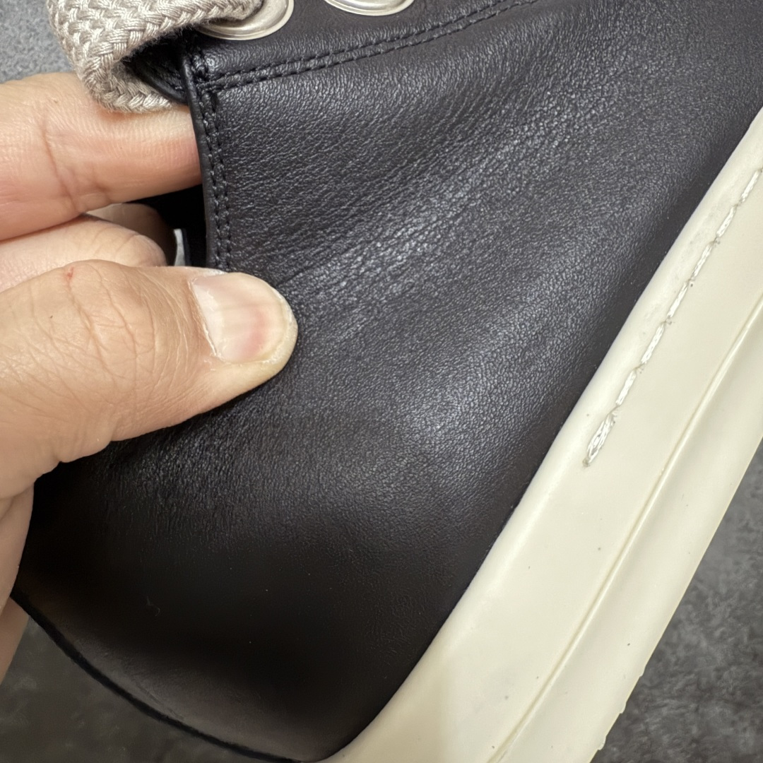 图片[3]-【XC2.0升级版】Rick Owens Vintage Low-Top Sneakers RO低帮系列暗黑高街经典休闲运动厚底板鞋 黑白粗绑带皮面 原厂皮批次上线 无需任何文案吹嘘！货硬就是王道！ 独家购入2025最新原鞋开发！重新调整最新批次细节！ 升级采用原厂粒面小牛皮打造！同步官方配备同规格材料布袋！标配原盒 加固硬盒外套 高标准出货！ PS：退换布袋丢失扣20 请知悉！ 尺码：38-45-选品中心