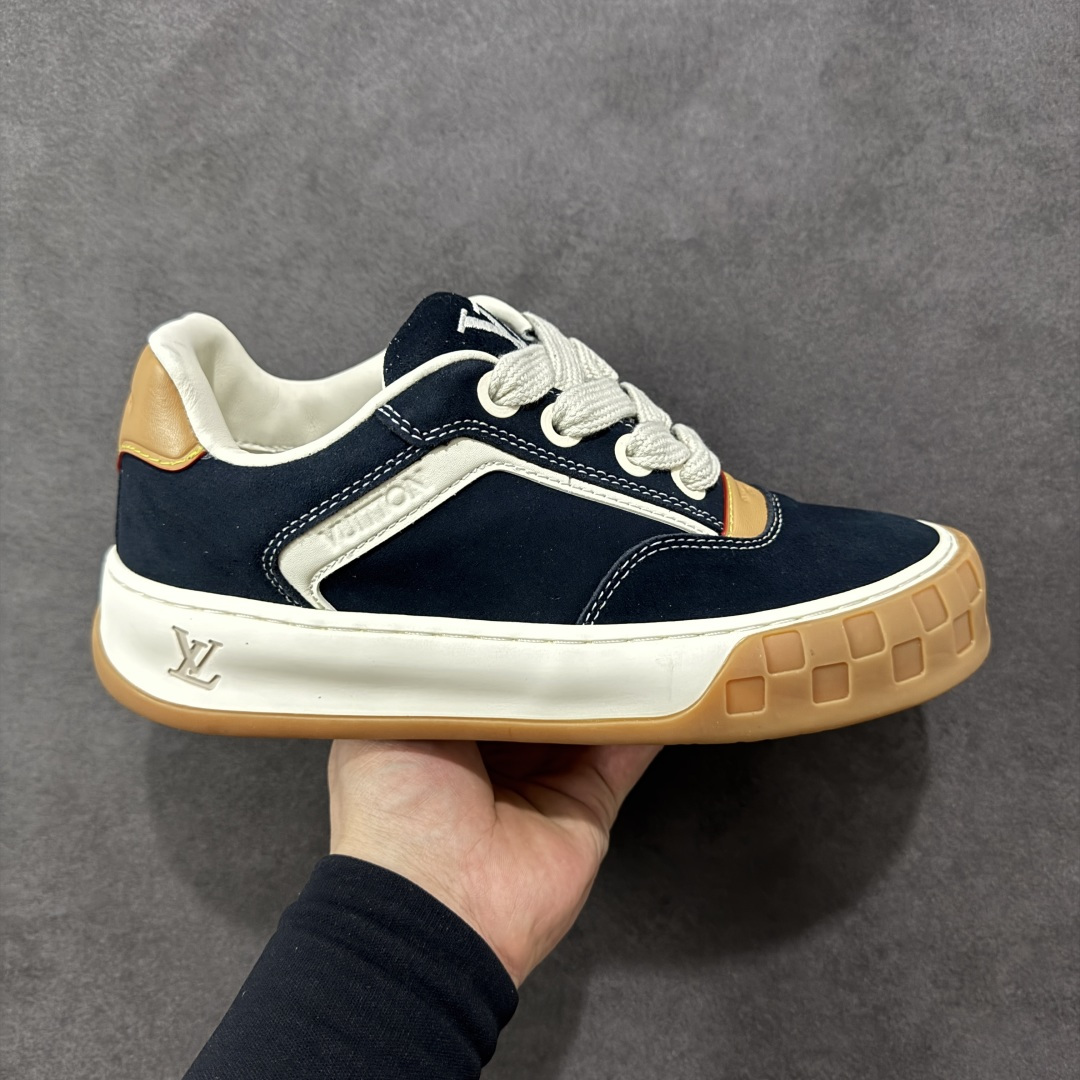 【广东公司级礼盒】LV 路易威登LOUIS VUITTON Tilted Low Sneakers 倾斜系列低帮复古休闲运动文化百搭板鞋 2026早春款板鞋 LV爆款饼干鞋 性价比礼盒版本 做工不错 材料做了适当减配 厚实抽屉礼品鞋盒及包装说明书防尘布袋物件(附送官方快递加固牛皮纸外盒!!) 尺码:35 36 37 38 39 40 41 42 43 44 45-选品中心