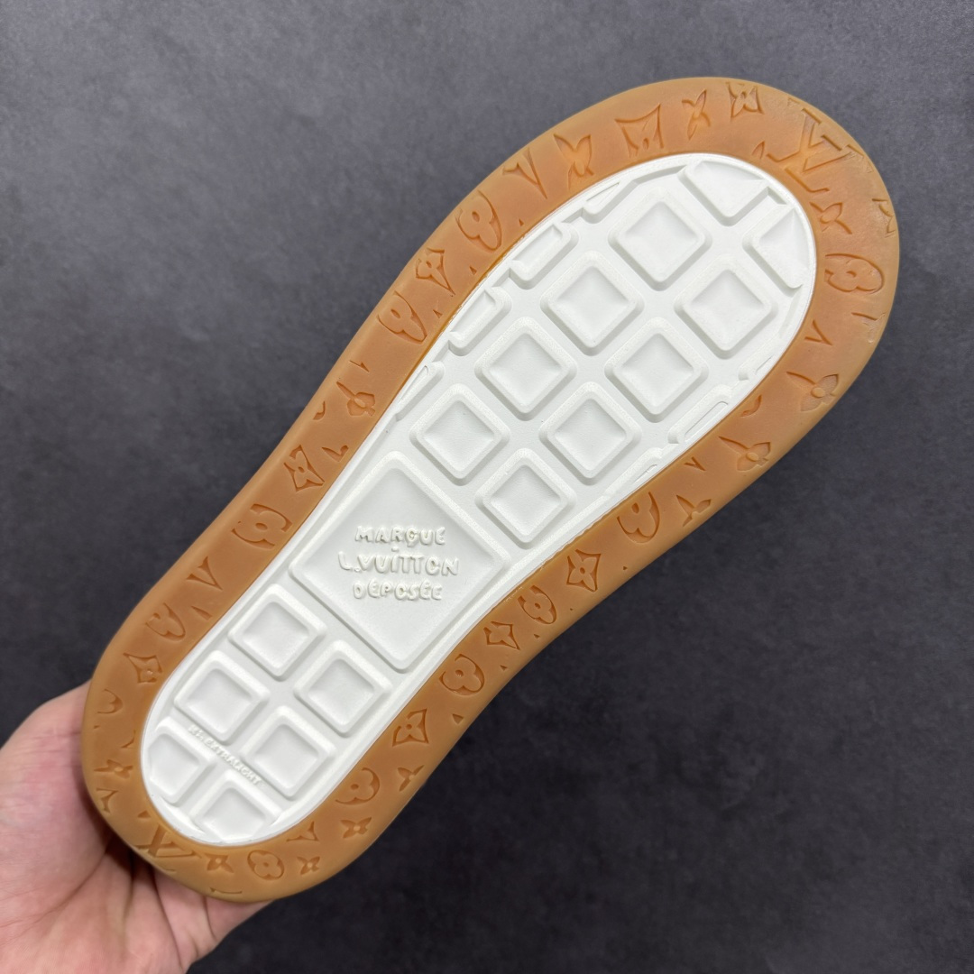 图片[9]-【广东公司级礼盒】LV 路易威登LOUIS VUITTON Tilted Low Sneakers 倾斜系列低帮复古休闲运动文化百搭板鞋 2026早春款板鞋 LV爆款饼干鞋 性价比礼盒版本 做工不错 材料做了适当减配 厚实抽屉礼品鞋盒及包装说明书防尘布袋物件(附送官方快递加固牛皮纸外盒!!) 尺码：35 36 37 38 39 40 41 42 43 44 45-选品中心