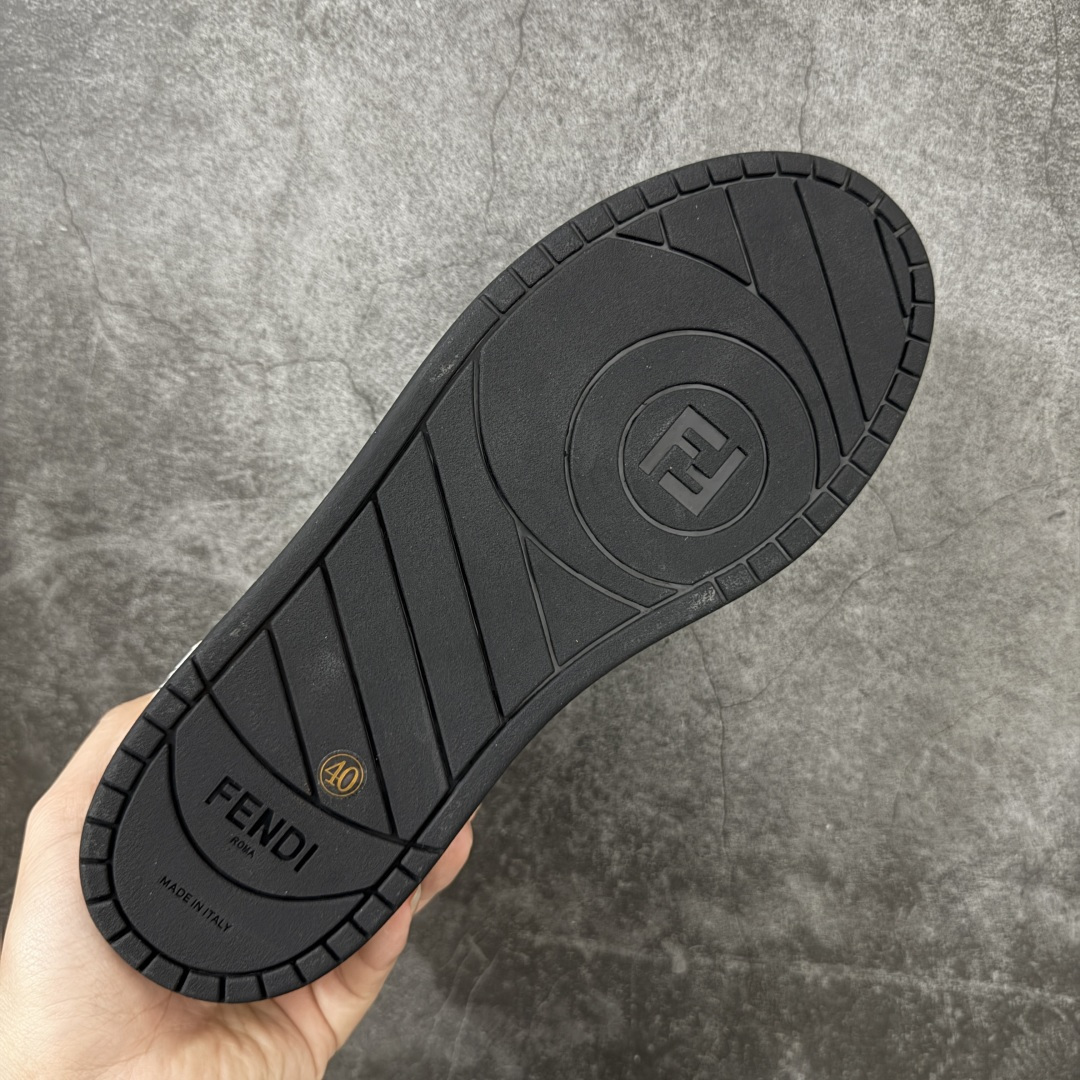 图片[9]-【YS纯原】广奢高端货 FENDI芬迪 Match 绒面皮革 压纹系带 男女同款 黑白红底经典款 ✦ 官方同源渠道 · 原装订单 ✦ 专柜全套包装＋原装配件齐全 ✦ 鞋底内置核心防伪芯片 · 可感应 ✦ FENDI Match 最新爆款情侣款板鞋 ✦ 高工艺无缝细空胶技术 ✦ 贴楦误差仅 0.05mm ✦ 固特异内外锁死工艺 ✦ 最大弯折也不开胶 · 环保无异味 ✦ 麂皮＋胶片拼接鞋面，质感更高级 ✦ Logo内里使用毛巾绒MX，脚感细腻温柔 尺码：35-45-选品中心