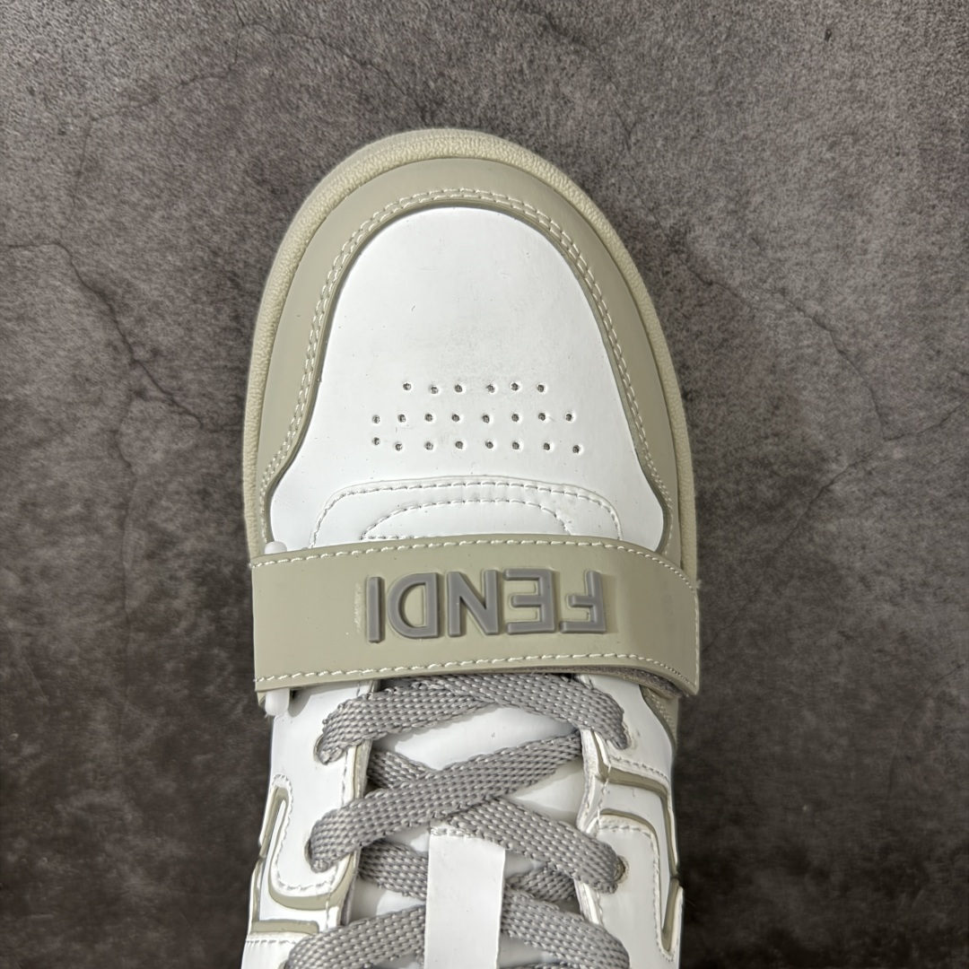 图片[5]-【YS纯原】广奢高端货 FENDI芬迪 Match 绒面皮革 压纹系带 男女同款 黑白红底经典款 ✦ 官方同源渠道 · 原装订单 ✦ 专柜全套包装＋原装配件齐全 ✦ 鞋底内置核心防伪芯片 · 可感应 ✦ FENDI Match 最新爆款情侣款板鞋 ✦ 高工艺无缝细空胶技术 ✦ 贴楦误差仅 0.05mm ✦ 固特异内外锁死工艺 ✦ 最大弯折也不开胶 · 环保无异味 ✦ 麂皮＋胶片拼接鞋面，质感更高级 ✦ Logo内里使用毛巾绒MX，脚感细腻温柔 尺码：35-45-选品中心