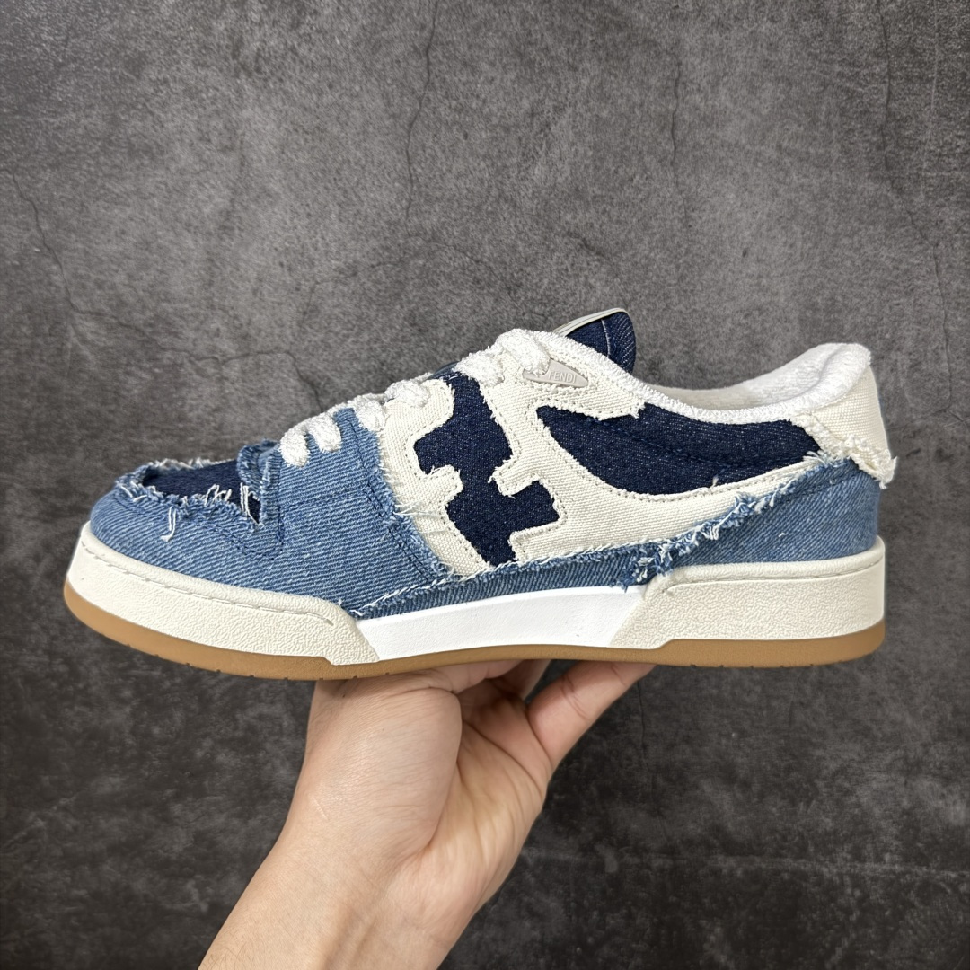 图片[2]-【YS纯原】广奢高端货 FENDI芬迪 Match 绒面皮革 压纹系带 男女同款 黑白红底经典款 ✦ 官方同源渠道 · 原装订单 ✦ 专柜全套包装＋原装配件齐全 ✦ 鞋底内置核心防伪芯片 · 可感应 ✦ FENDI Match 最新爆款情侣款板鞋 ✦ 高工艺无缝细空胶技术 ✦ 贴楦误差仅 0.05mm ✦ 固特异内外锁死工艺 ✦ 最大弯折也不开胶 · 环保无异味 ✦ 麂皮＋胶片拼接鞋面，质感更高级 ✦ Logo内里使用毛巾绒MX，脚感细腻温柔 尺码：35-45-选品中心