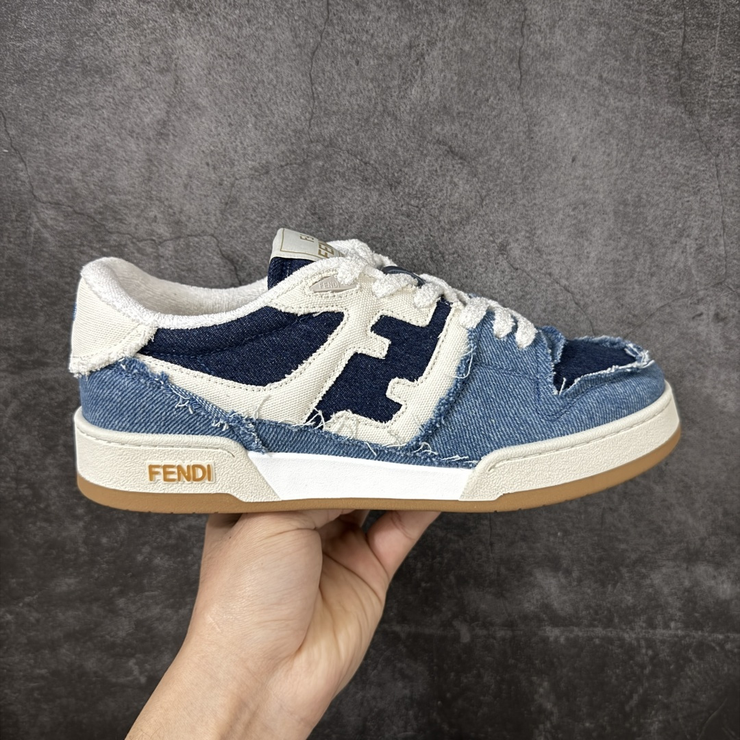 【YS纯原】广奢高端货 FENDI芬迪 Match 绒面皮革 压纹系带 男女同款 黑白红底经典款 ✦ 官方同源渠道 · 原装订单 ✦ 专柜全套包装+原装配件齐全 ✦ 鞋底内置核心防伪芯片 · 可感应 ✦ FENDI Match 最新爆款情侣款板鞋 ✦ 高工艺无缝细空胶技术 ✦ 贴楦误差仅 0.05mm ✦ 固特异内外锁死工艺 ✦ 最大弯折也不开胶 · 环保无异味 ✦ 麂皮+胶片拼接鞋面,质感更高级 ✦ Logo内里使用毛巾绒MX,脚感细腻温柔 尺码:35-45-选品中心