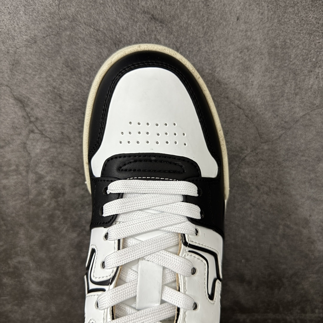 图片[5]-【YS纯原】广奢高端货 FENDI芬迪 Match 绒面皮革 压纹系带 男女同款 黑白红底经典款 ✦ 官方同源渠道 · 原装订单 ✦ 专柜全套包装＋原装配件齐全 ✦ 鞋底内置核心防伪芯片 · 可感应 ✦ FENDI Match 最新爆款情侣款板鞋 ✦ 高工艺无缝细空胶技术 ✦ 贴楦误差仅 0.05mm ✦ 固特异内外锁死工艺 ✦ 最大弯折也不开胶 · 环保无异味 ✦ 麂皮＋胶片拼接鞋面，质感更高级 ✦ Logo内里使用毛巾绒MX，脚感细腻温柔 尺码：35-45-选品中心