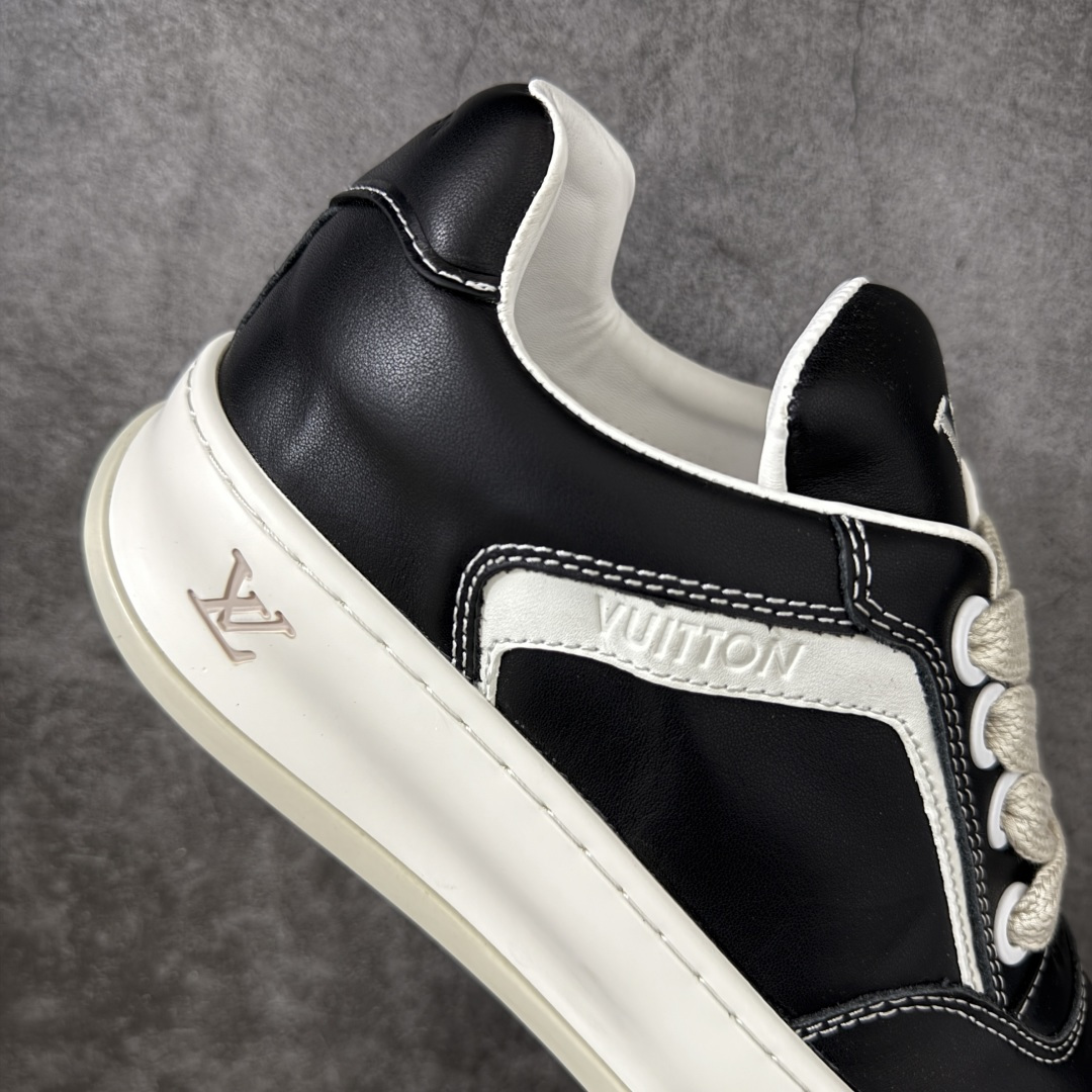 图片[7]-【YS纯原】广奢高端货正确版LOUIS VUITTON Tilted 系列 LV饼干鞋｜黑皮白底 2026 早春全新上架 LV 路易威登 Tilted Low Sneakers 倾斜系列低帮复古休闲运动板鞋 男鞋｜广东原产｜市售顶级版本 ✦ 升级原楦型开发纸版，鞋型更立体更正 ✦ Monogram 丹宁布鞋面，质感高级耐看 ✦ 鞋垫嵌入EVA软脚感物料，回弹舒适 ✦ 后跟耐弯折滴塑支撑片，稳定不塌 ✦ 全新开发TPR光泽组合隔色鞋底 ✦ LV组合 TPU 生胶底结构，行走稳、耐磨强 ✦ 原版购入开发 ✦ 厚实抽屉式礼品鞋盒 ✦ 原装包装说明书＋防尘布袋 ✦ 附送官方快递加固牛皮纸外盒 法国巴黎百年奢侈品牌 LOUIS VUITTON 路易威登 尺码：39 40 41 42 43 44 45-选品中心