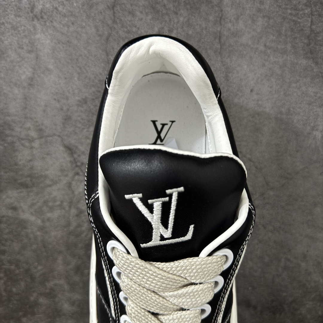 图片[8]-【YS纯原】广奢高端货正确版LOUIS VUITTON Tilted 系列 LV饼干鞋｜黑皮白底 2026 早春全新上架 LV 路易威登 Tilted Low Sneakers 倾斜系列低帮复古休闲运动板鞋 男鞋｜广东原产｜市售顶级版本 ✦ 升级原楦型开发纸版，鞋型更立体更正 ✦ Monogram 丹宁布鞋面，质感高级耐看 ✦ 鞋垫嵌入EVA软脚感物料，回弹舒适 ✦ 后跟耐弯折滴塑支撑片，稳定不塌 ✦ 全新开发TPR光泽组合隔色鞋底 ✦ LV组合 TPU 生胶底结构，行走稳、耐磨强 ✦ 原版购入开发 ✦ 厚实抽屉式礼品鞋盒 ✦ 原装包装说明书＋防尘布袋 ✦ 附送官方快递加固牛皮纸外盒 法国巴黎百年奢侈品牌 LOUIS VUITTON 路易威登 尺码：39 40 41 42 43 44 45-选品中心