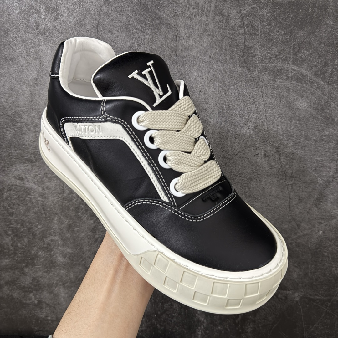 图片[3]-【YS纯原】广奢高端货正确版LOUIS VUITTON Tilted 系列 LV饼干鞋｜黑皮白底 2026 早春全新上架 LV 路易威登 Tilted Low Sneakers 倾斜系列低帮复古休闲运动板鞋 男鞋｜广东原产｜市售顶级版本 ✦ 升级原楦型开发纸版，鞋型更立体更正 ✦ Monogram 丹宁布鞋面，质感高级耐看 ✦ 鞋垫嵌入EVA软脚感物料，回弹舒适 ✦ 后跟耐弯折滴塑支撑片，稳定不塌 ✦ 全新开发TPR光泽组合隔色鞋底 ✦ LV组合 TPU 生胶底结构，行走稳、耐磨强 ✦ 原版购入开发 ✦ 厚实抽屉式礼品鞋盒 ✦ 原装包装说明书＋防尘布袋 ✦ 附送官方快递加固牛皮纸外盒 法国巴黎百年奢侈品牌 LOUIS VUITTON 路易威登 尺码：39 40 41 42 43 44 45-选品中心