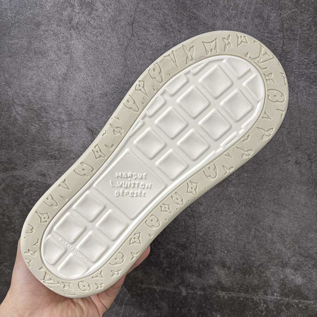 图片[9]-【YS纯原】广奢高端货正确版LOUIS VUITTON Tilted 系列 LV饼干鞋｜黑皮白底 2026 早春全新上架 LV 路易威登 Tilted Low Sneakers 倾斜系列低帮复古休闲运动板鞋 男鞋｜广东原产｜市售顶级版本 ✦ 升级原楦型开发纸版，鞋型更立体更正 ✦ Monogram 丹宁布鞋面，质感高级耐看 ✦ 鞋垫嵌入EVA软脚感物料，回弹舒适 ✦ 后跟耐弯折滴塑支撑片，稳定不塌 ✦ 全新开发TPR光泽组合隔色鞋底 ✦ LV组合 TPU 生胶底结构，行走稳、耐磨强 ✦ 原版购入开发 ✦ 厚实抽屉式礼品鞋盒 ✦ 原装包装说明书＋防尘布袋 ✦ 附送官方快递加固牛皮纸外盒 法国巴黎百年奢侈品牌 LOUIS VUITTON 路易威登 尺码：39 40 41 42 43 44 45-选品中心