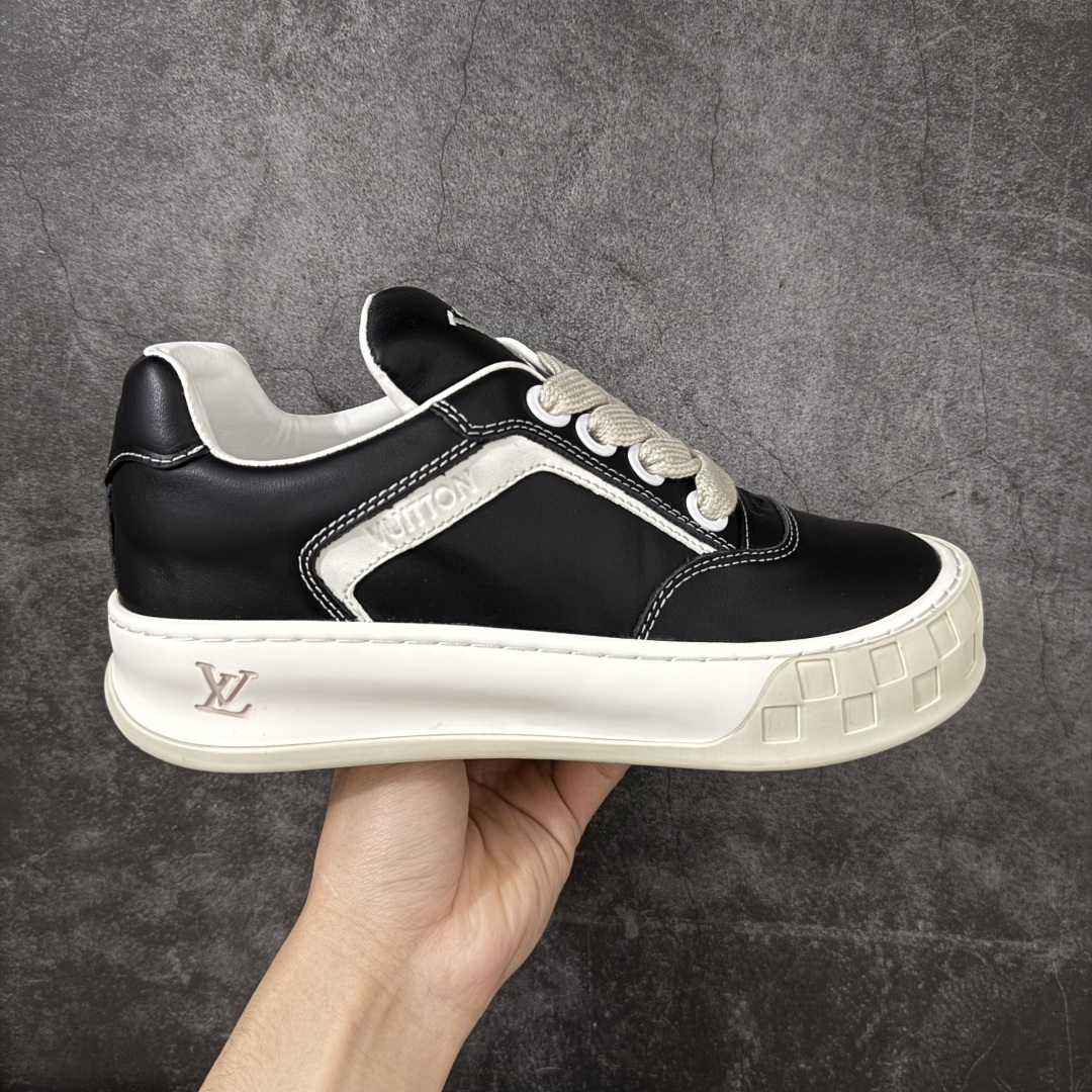 【YS纯原】广奢高端货正确版LOUIS VUITTON Tilted 系列 LV饼干鞋｜黑皮白底 2026 早春全新上架 LV 路易威登 Tilted Low Sneakers 倾斜系列低帮复古休闲运动板鞋 男鞋｜广东原产｜市售顶级版本 ✦ 升级原楦型开发纸版，鞋型更立体更正 ✦ Monogram 丹宁布鞋面，质感高级耐看 ✦ 鞋垫嵌入EVA软脚感物料，回弹舒适 ✦ 后跟耐弯折滴塑支撑片，稳定不塌 ✦ 全新开发TPR光泽组合隔色鞋底 ✦ LV组合 TPU 生胶底结构，行走稳、耐磨强 ✦ 原版购入开发 ✦ 厚实抽屉式礼品鞋盒 ✦ 原装包装说明书＋防尘布袋 ✦ 附送官方快递加固牛皮纸外盒 法国巴黎百年奢侈品牌 LOUIS VUITTON 路易威登 尺码：39 40 41 42 43 44 45-选品中心