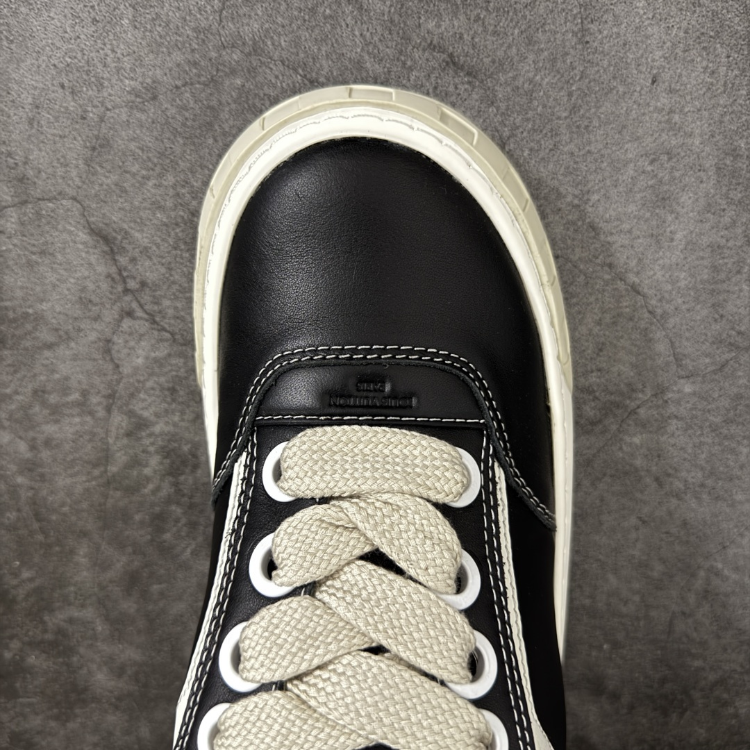 图片[5]-【YS纯原】广奢高端货正确版LOUIS VUITTON Tilted 系列 LV饼干鞋｜黑皮白底 2026 早春全新上架 LV 路易威登 Tilted Low Sneakers 倾斜系列低帮复古休闲运动板鞋 男鞋｜广东原产｜市售顶级版本 ✦ 升级原楦型开发纸版，鞋型更立体更正 ✦ Monogram 丹宁布鞋面，质感高级耐看 ✦ 鞋垫嵌入EVA软脚感物料，回弹舒适 ✦ 后跟耐弯折滴塑支撑片，稳定不塌 ✦ 全新开发TPR光泽组合隔色鞋底 ✦ LV组合 TPU 生胶底结构，行走稳、耐磨强 ✦ 原版购入开发 ✦ 厚实抽屉式礼品鞋盒 ✦ 原装包装说明书＋防尘布袋 ✦ 附送官方快递加固牛皮纸外盒 法国巴黎百年奢侈品牌 LOUIS VUITTON 路易威登 尺码：39 40 41 42 43 44 45-选品中心