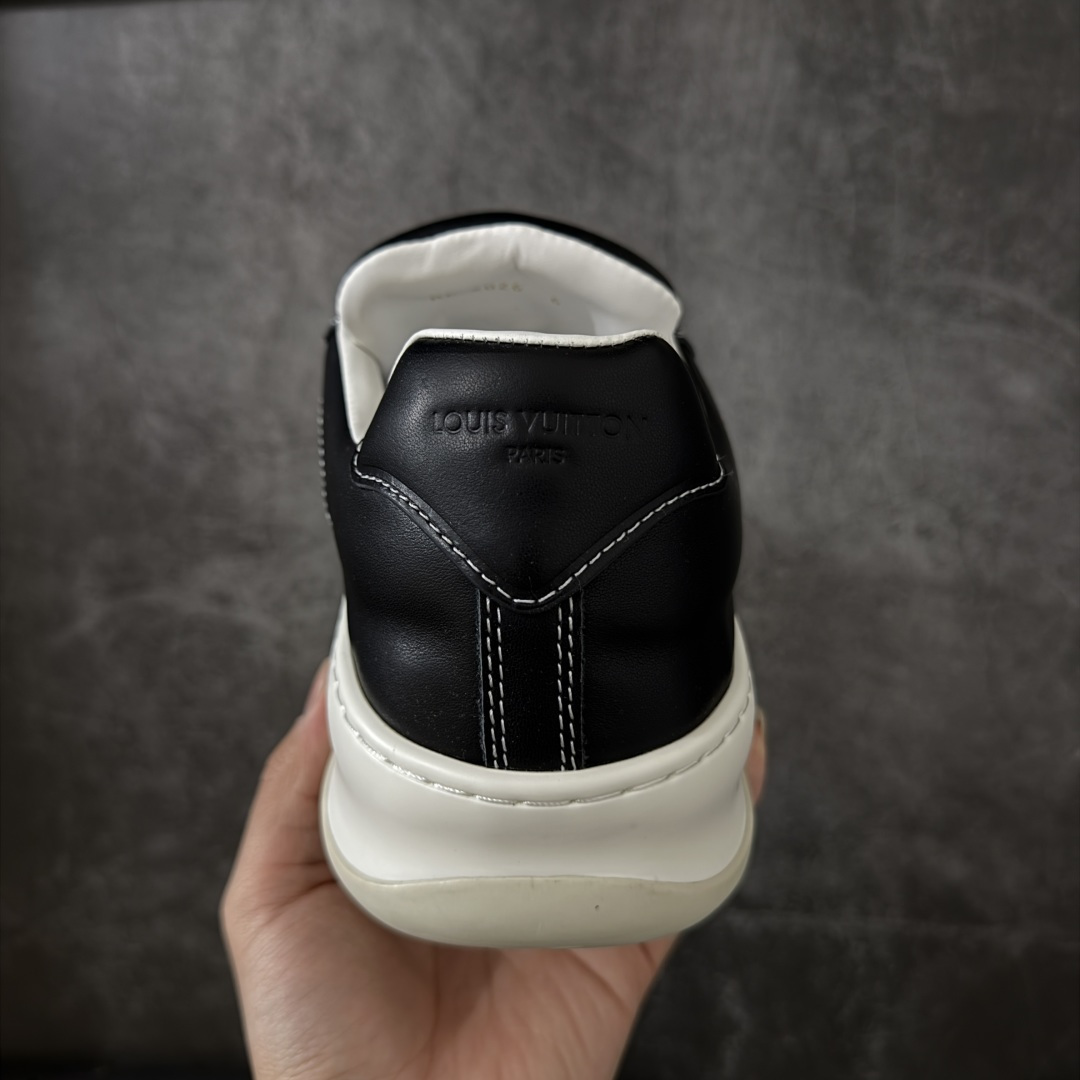 图片[4]-【YS纯原】广奢高端货正确版LOUIS VUITTON Tilted 系列 LV饼干鞋｜黑皮白底 2026 早春全新上架 LV 路易威登 Tilted Low Sneakers 倾斜系列低帮复古休闲运动板鞋 男鞋｜广东原产｜市售顶级版本 ✦ 升级原楦型开发纸版，鞋型更立体更正 ✦ Monogram 丹宁布鞋面，质感高级耐看 ✦ 鞋垫嵌入EVA软脚感物料，回弹舒适 ✦ 后跟耐弯折滴塑支撑片，稳定不塌 ✦ 全新开发TPR光泽组合隔色鞋底 ✦ LV组合 TPU 生胶底结构，行走稳、耐磨强 ✦ 原版购入开发 ✦ 厚实抽屉式礼品鞋盒 ✦ 原装包装说明书＋防尘布袋 ✦ 附送官方快递加固牛皮纸外盒 法国巴黎百年奢侈品牌 LOUIS VUITTON 路易威登 尺码：39 40 41 42 43 44 45-选品中心