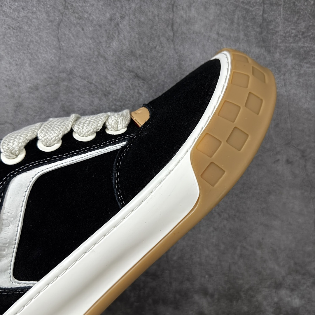 图片[6]-【XC礼盒版】LV 路易威登LOUIS VUITTON Tilted Low Sneakers 倾斜系列低帮复古休闲运动文化百搭板鞋 2026早春款板鞋 LV爆款饼干鞋 现货供应 市场第一梯队品质 细节正确版 广东原产 升级原楦型开发纸版 厚实抽屉礼品鞋盒及包装说明书防尘布袋物件(附送官方快递加固牛皮纸外盒!!)#采用Monogram 丹宁布鞋面材质#鞋垫嵌入软脚感EVA物料#后跟耐弯折滴塑支撑片#全新开发TPR光泽组合隔色鞋底❗ 尺码：38 39 40 41 42 43 44 45-选品中心