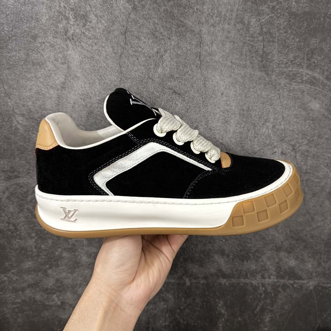【XC礼盒版】LV 路易威登LOUIS VUITTON Tilted Low Sneakers 倾斜系列低帮复古休闲运动文化百搭板鞋 2026早春款板鞋 LV爆款饼干鞋 现货供应 市场第一梯队品质 细节正确版 广东原产 升级原楦型开发纸版 厚实抽屉礼品鞋盒及包装说明书防尘布袋物件(附送官方快递加固牛皮纸外盒!!)#采用Monogram 丹宁布鞋面材质#鞋垫嵌入软脚感EVA物料#后跟耐弯折滴塑支撑片#全新开发TPR光泽组合隔色鞋底❗ 尺码:38 39 40 41 42 43 44 45-选品中心