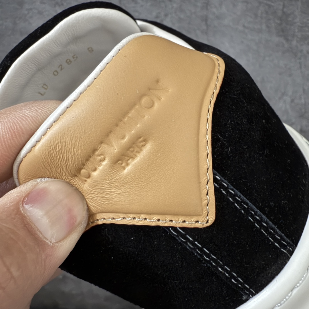 图片[2]-【XC礼盒版】LV 路易威登LOUIS VUITTON Tilted Low Sneakers 倾斜系列低帮复古休闲运动文化百搭板鞋 2026早春款板鞋 LV爆款饼干鞋 现货供应 市场第一梯队品质 细节正确版 广东原产 升级原楦型开发纸版 厚实抽屉礼品鞋盒及包装说明书防尘布袋物件(附送官方快递加固牛皮纸外盒!!)#采用Monogram 丹宁布鞋面材质#鞋垫嵌入软脚感EVA物料#后跟耐弯折滴塑支撑片#全新开发TPR光泽组合隔色鞋底❗ 尺码：38 39 40 41 42 43 44 45-选品中心